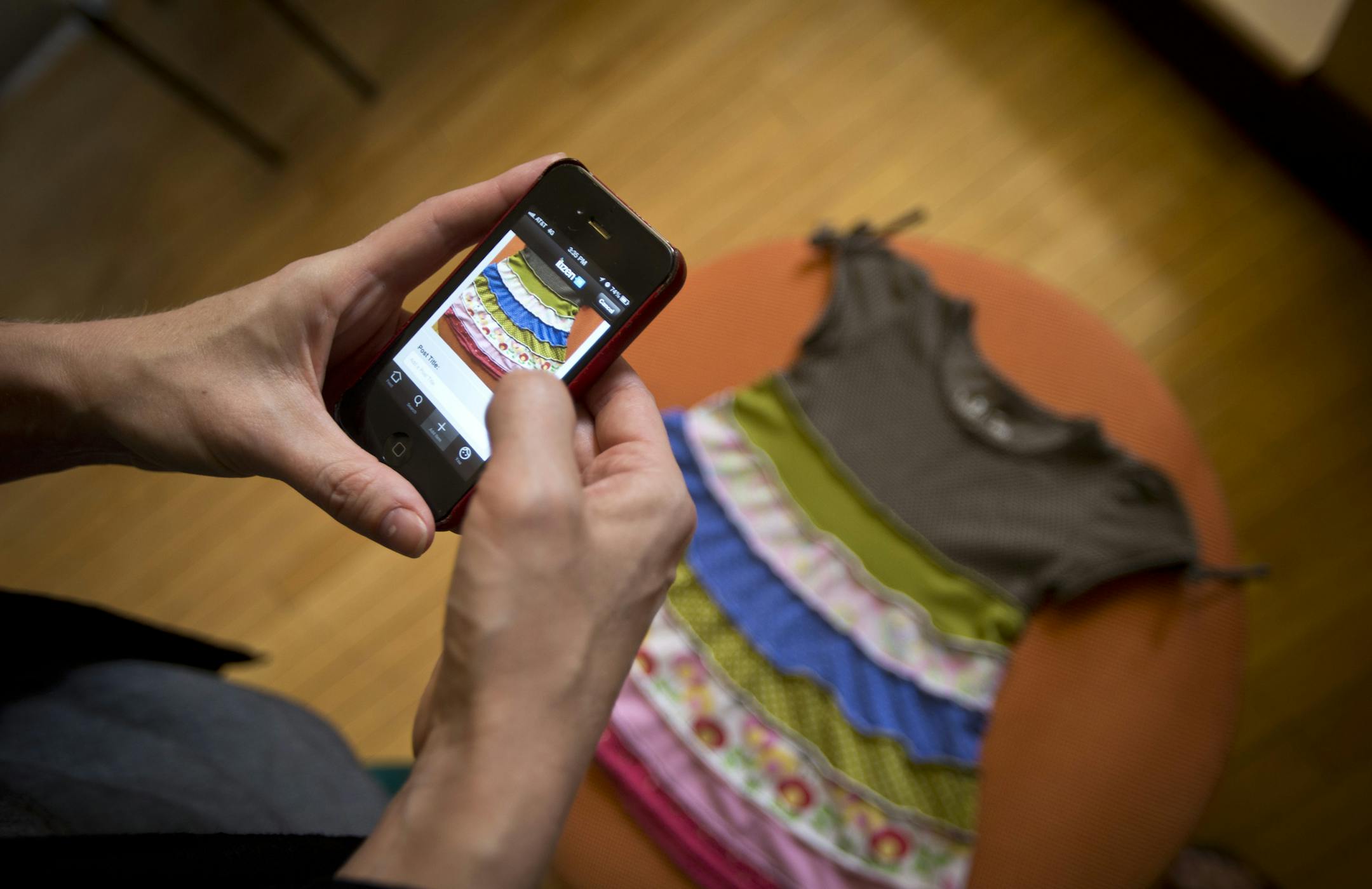 Dori Graff showed how to post pictures of used kids clothes to their prototype Itizen app in downtown Minneapolis, Minn. on Thursday, August 8, 2013. Itizen is an iPhone app that lets people sell used, quality clothes and kids stuff. ] (RENEE JONES SCHNEIDER &#x2022; reneejones@startribune.com)