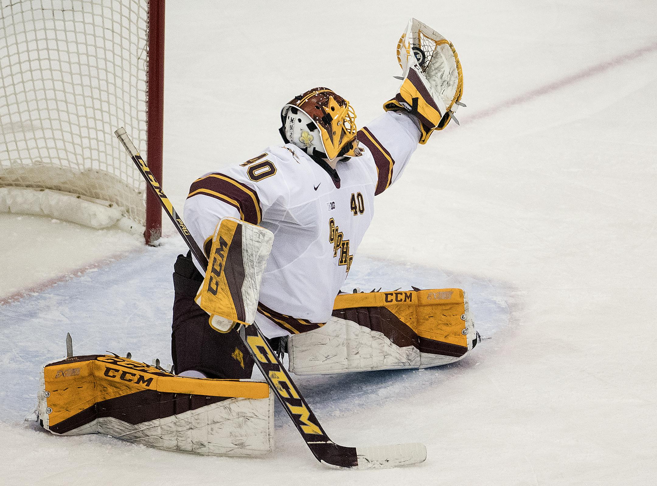 Gophers goalie Mat Robson (40) made a glove save in the second period. ] CARLOS GONZALEZ ï cgonzalez@startribune.com - January 7, 2018, Minneapolis, MN, Mariucci Arena, NCAA Hockey, University of Minnesota Gophers vs. St. Cloud State Huskies