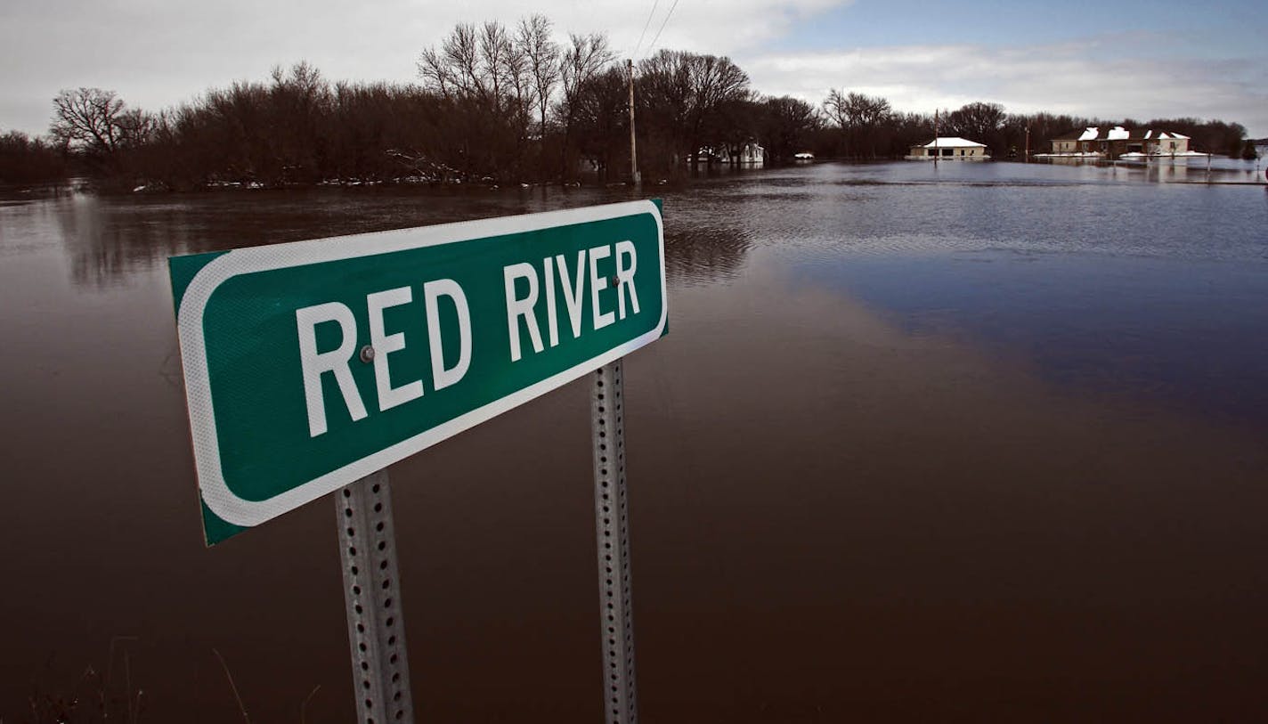 MARLIN LEVISON * mlevison@startribune.com Assign. #00007283S March 29, 2009] GENERAL INFORMATION: With water levels at record setting high marks many Moorhead - Fargo residents are isolated in their homes - local streets are impassable with the only way in and out by boat. These photos shot at Crestwood subdivision 3 miles south of Moorhead where the remaining residents are essentially living on an island. IN THIS PHOTO: The Red River out of its banks just south of Moorhead.