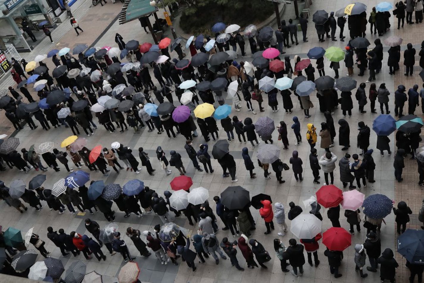 People lined up outside a department store in Seoul, South Korea, on Friday to buy face masks to protect themselves from the new coronavirus.