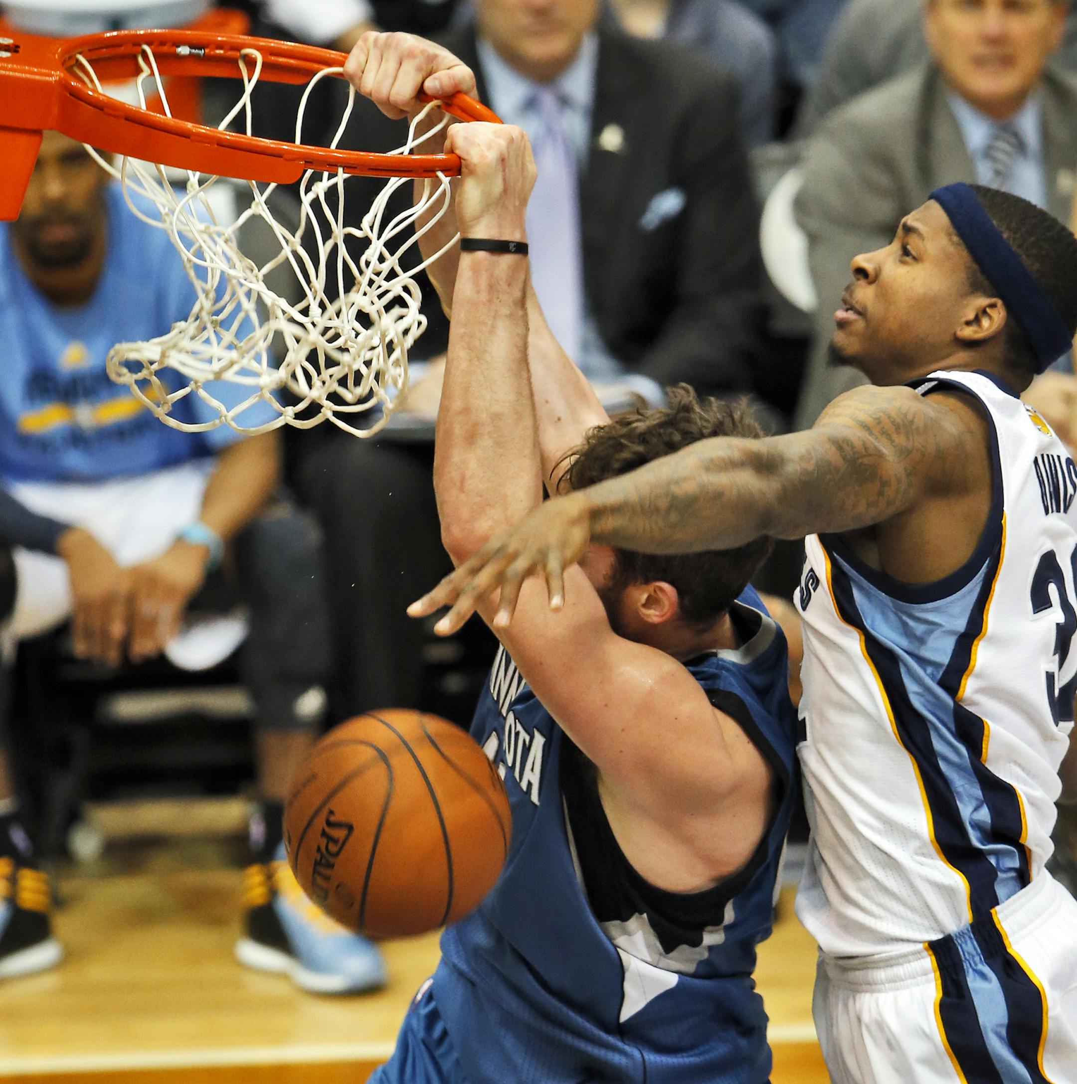 Wolves Kevin Love slammed in two points beating Memphis defender Ed Davis on the play. ] MINNESOTA TIMBERWOLVES VS. MEMPHIS GRIZZLIES. Wolves won 102-88. (MARLIN LEVISON/STARTRIBUNE(mlevison@startribune.com)