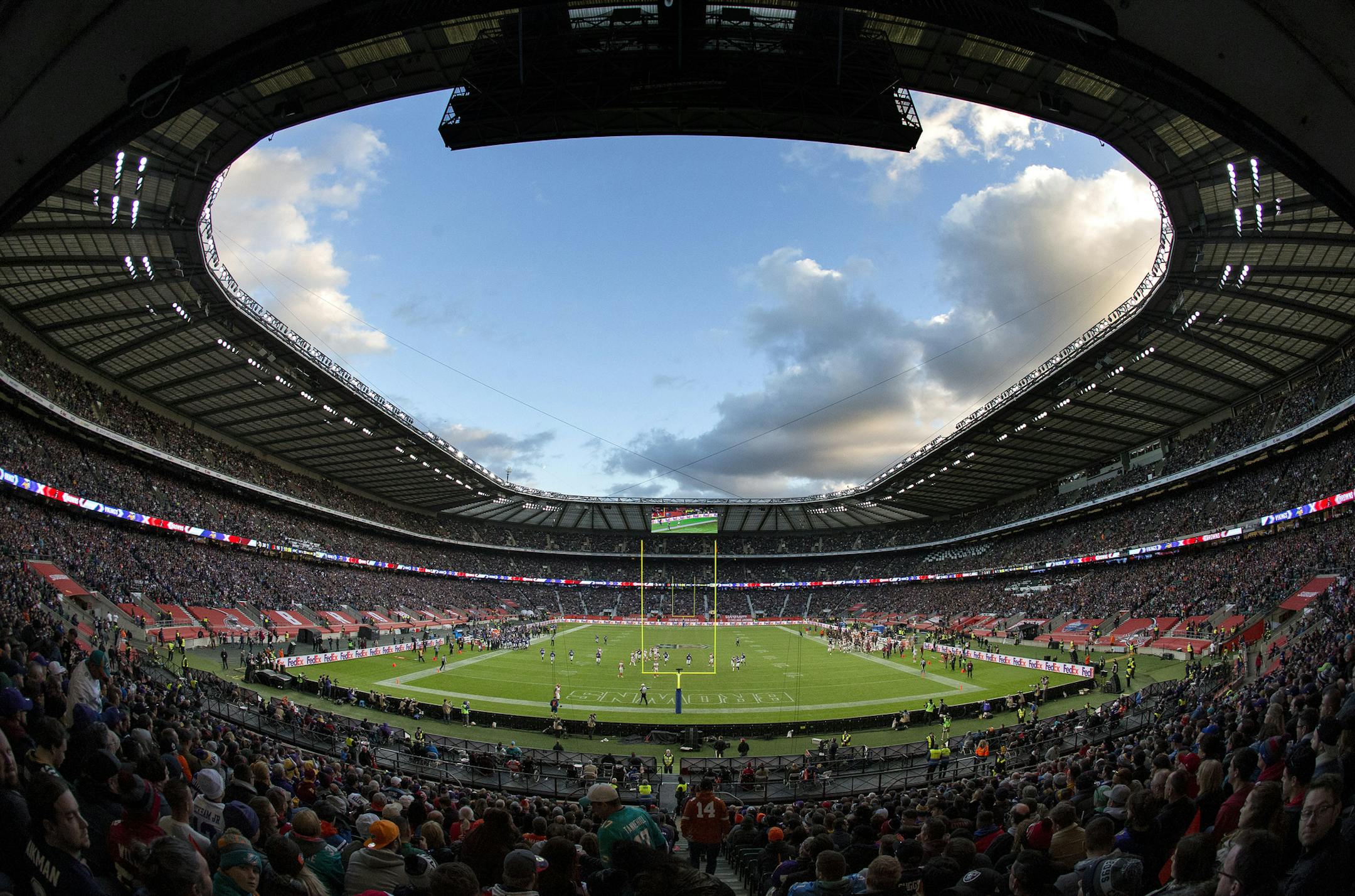 NFL football at Twickenham Stadium in London Minnesota Vikings vs. Cleveland Browns. ] CARLOS GONZALEZ ï cgonzalez@startribune.com - October 29, 2017, London, England, UK, Twickenham Stadium, NFL, Minnesota Vikings vs. Cleveland Browns,