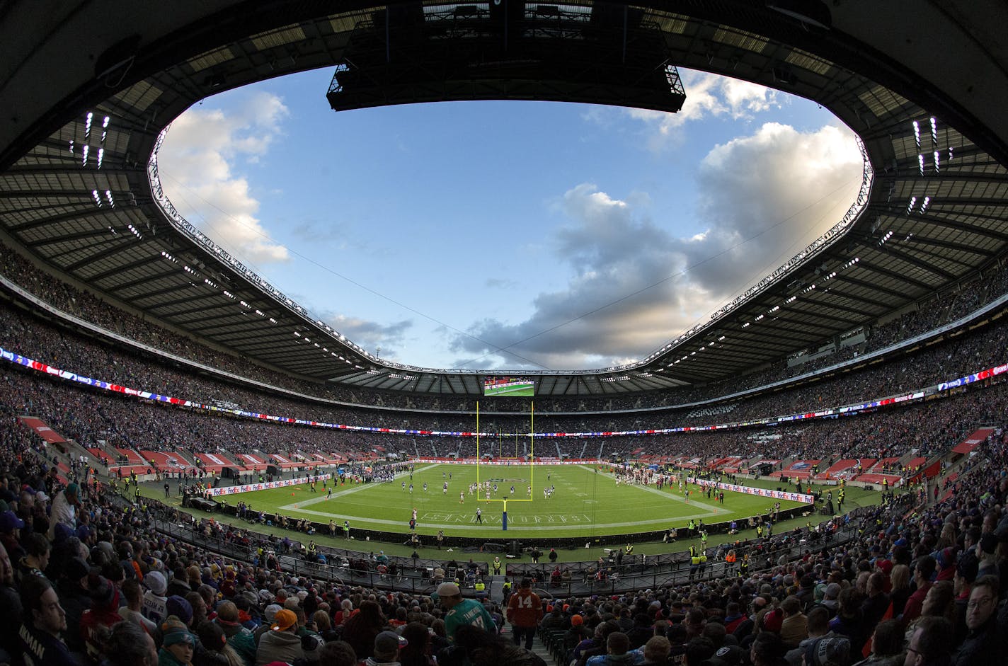 NFL football at Twickenham Stadium in London Minnesota Vikings vs. Cleveland Browns. ] CARLOS GONZALEZ &#xef; cgonzalez@startribune.com - October 29, 2017, London, England, UK, Twickenham Stadium, NFL, Minnesota Vikings vs. Cleveland Browns,