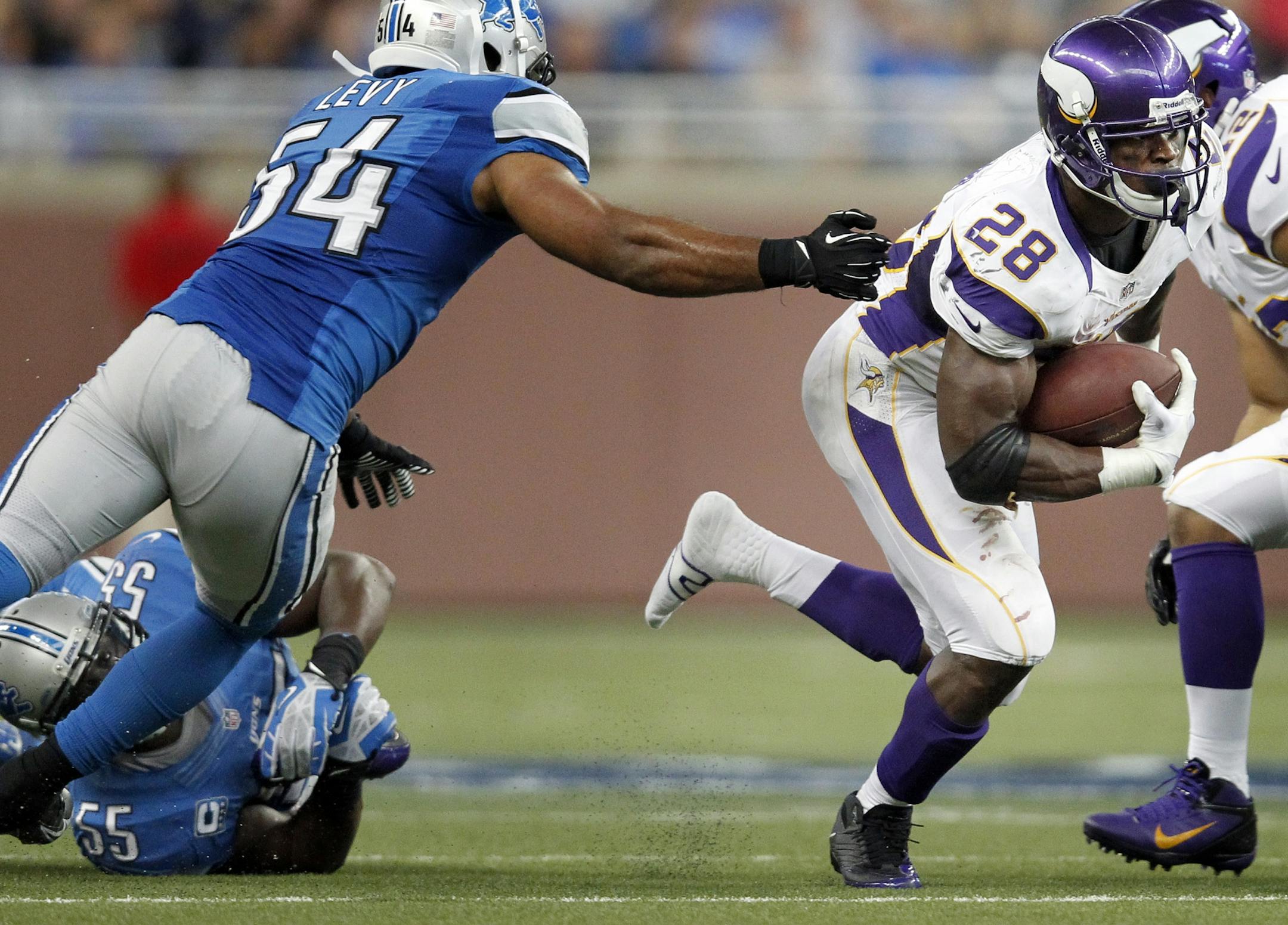 Vikings running back Adrian Peterson (28)