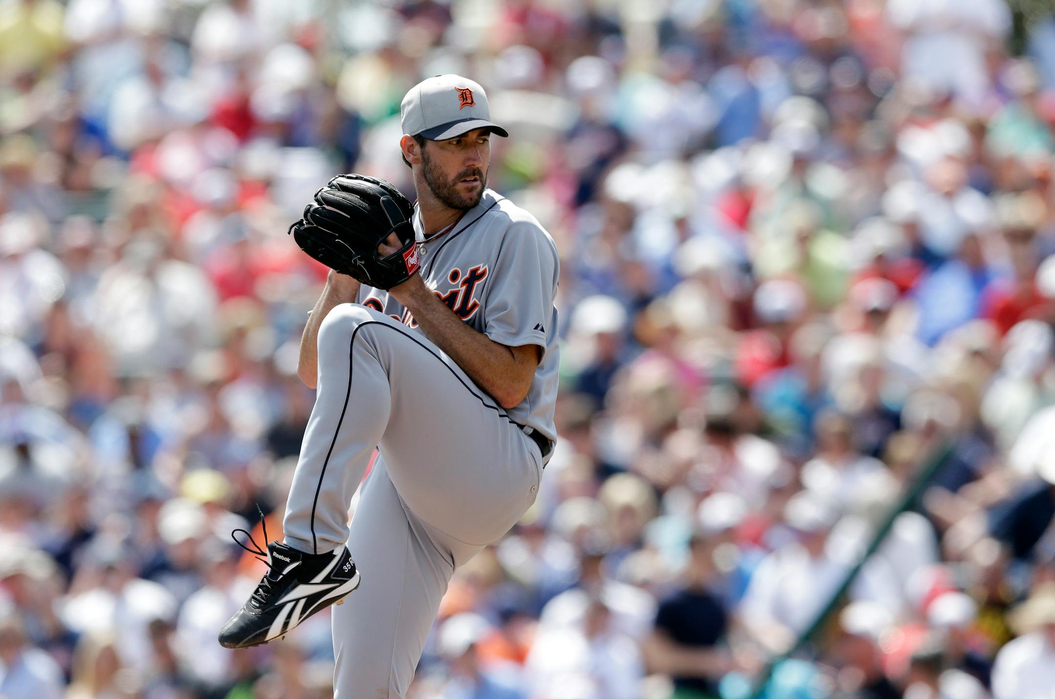 Detroit Tigers starting pitcher Justin Verlander prepares to throw during the fourth inning of a spring exhibition baseball game against the Atlanta Braves in Kissimmee, Fla., Friday, March 21, 2014. (AP Photo/Carlos Osorio)