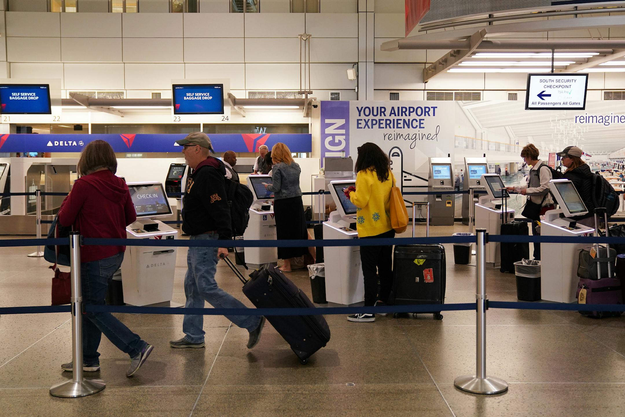 Passengers printed tickets from the kiosks at the Delta Airlines counter Wednesday at MSP. ] ANTHONY SOUFFLE • anthony.souffle@startribune.com MSP Airport hosted the Heart and Soul Drum Academy in the North Rotunda and balloon artist David Olson in the South Mall performance space Wednesday, Oct. 17, 2018 in Minneapolis.