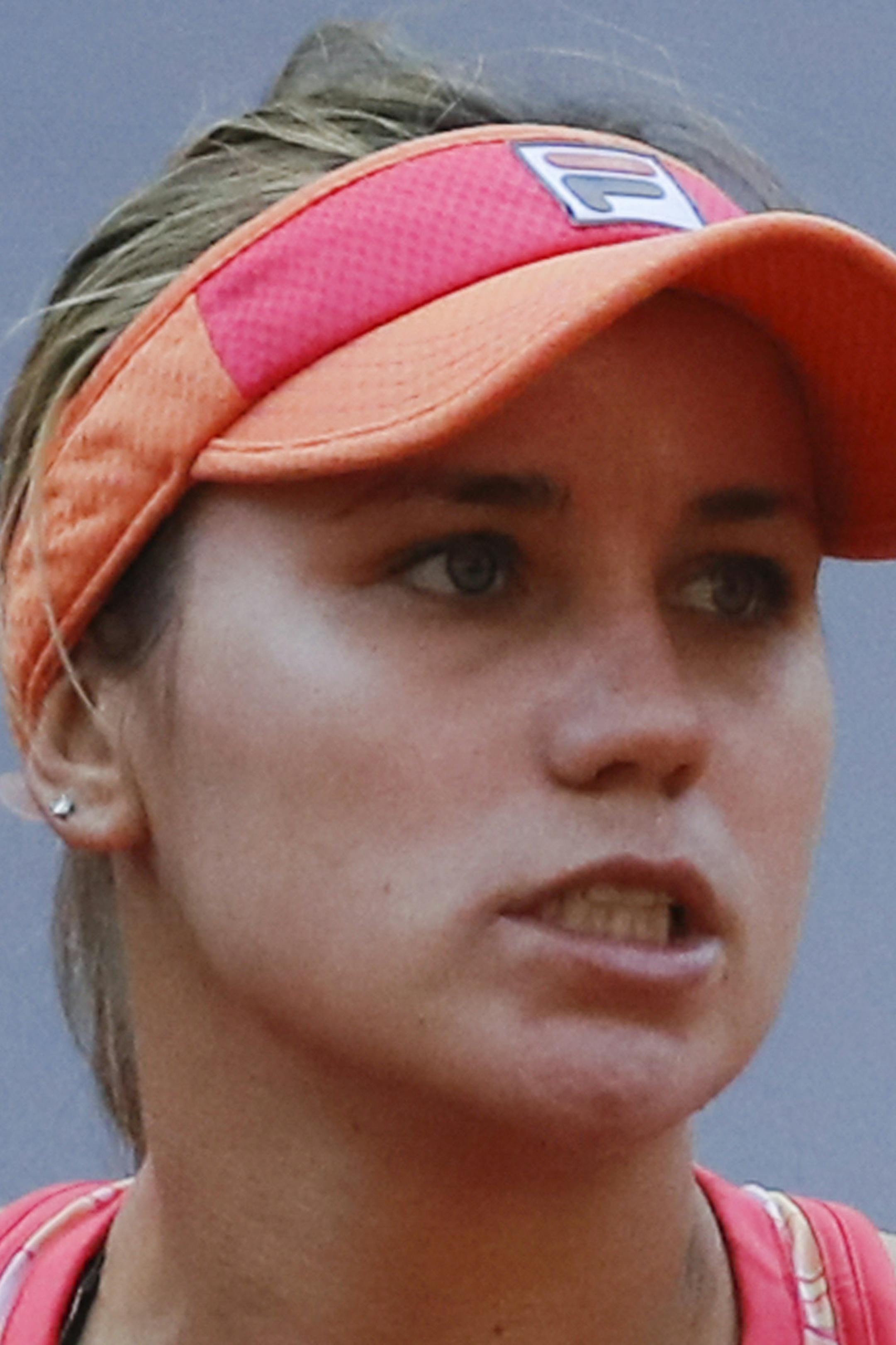 Sofia Kenin of the U.S. clenches her fist after scoring a point against Danielle Collins of the U.S. in the quarterfinal match of the French Open tennis tournament at the Roland Garros stadium in Paris, France, Wednesday, Oct. 7, 2020. (AP Photo/Christophe Ena)