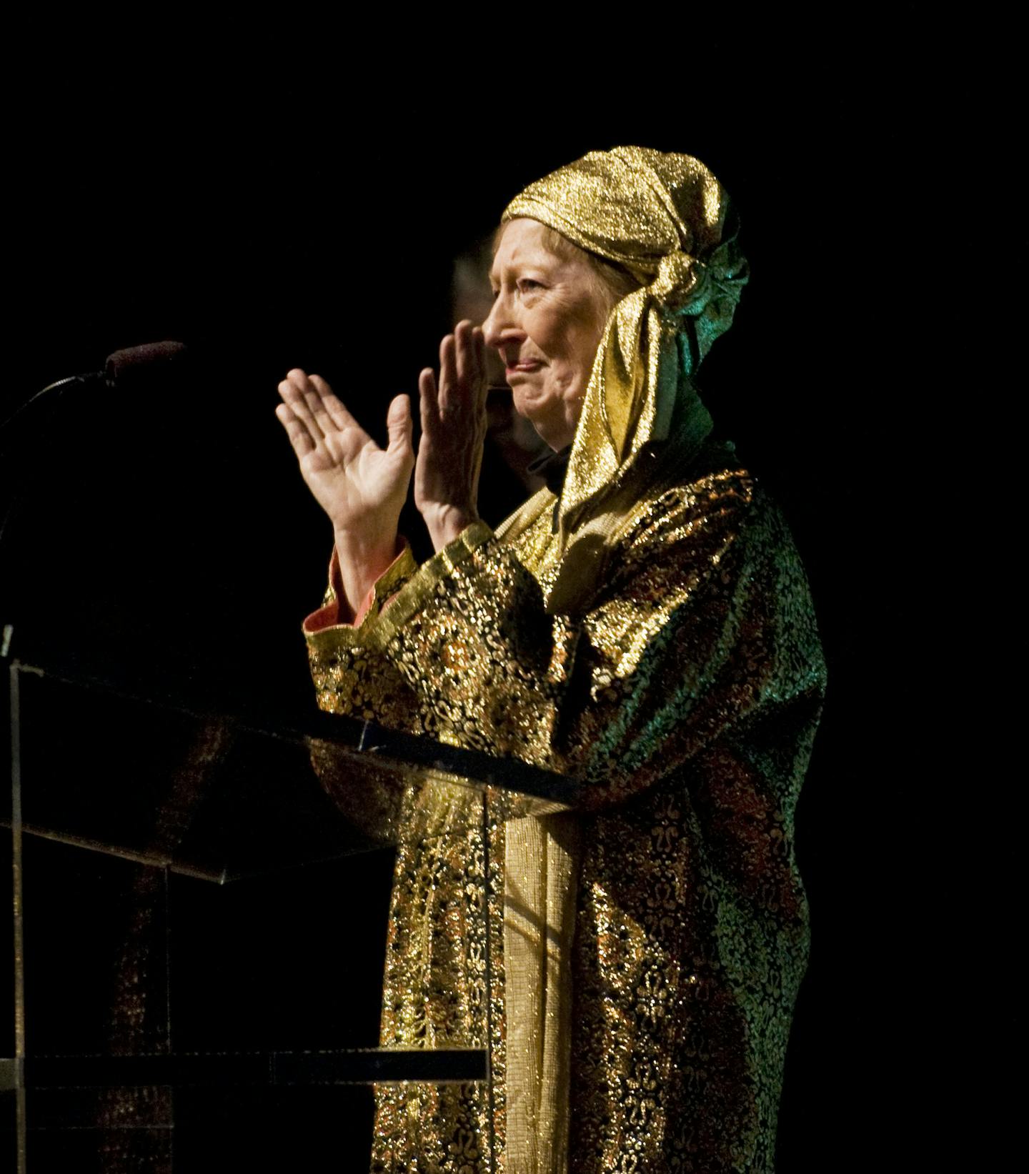 DAVID BREWSTER &#xef; dbrewster@startribune.com Monday 09/20/10 Minneapolis IVEY AWARDS at the State Theater ] Wendy Lehr acknowledges the applause while receiving the Ivey Awards Life Time Achievement Award Monday night. ORG XMIT: MIN2013060412013057