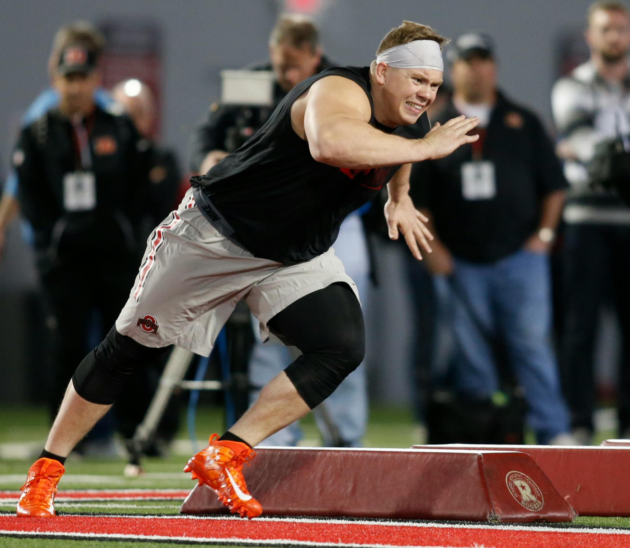 Ohio State offensive lineman Pat Elflein runs through a drill during Pro Day at Ohio State University in Columbus, Ohio, Thursday, March 23, 2017. (AP Photo/Paul Vernon)