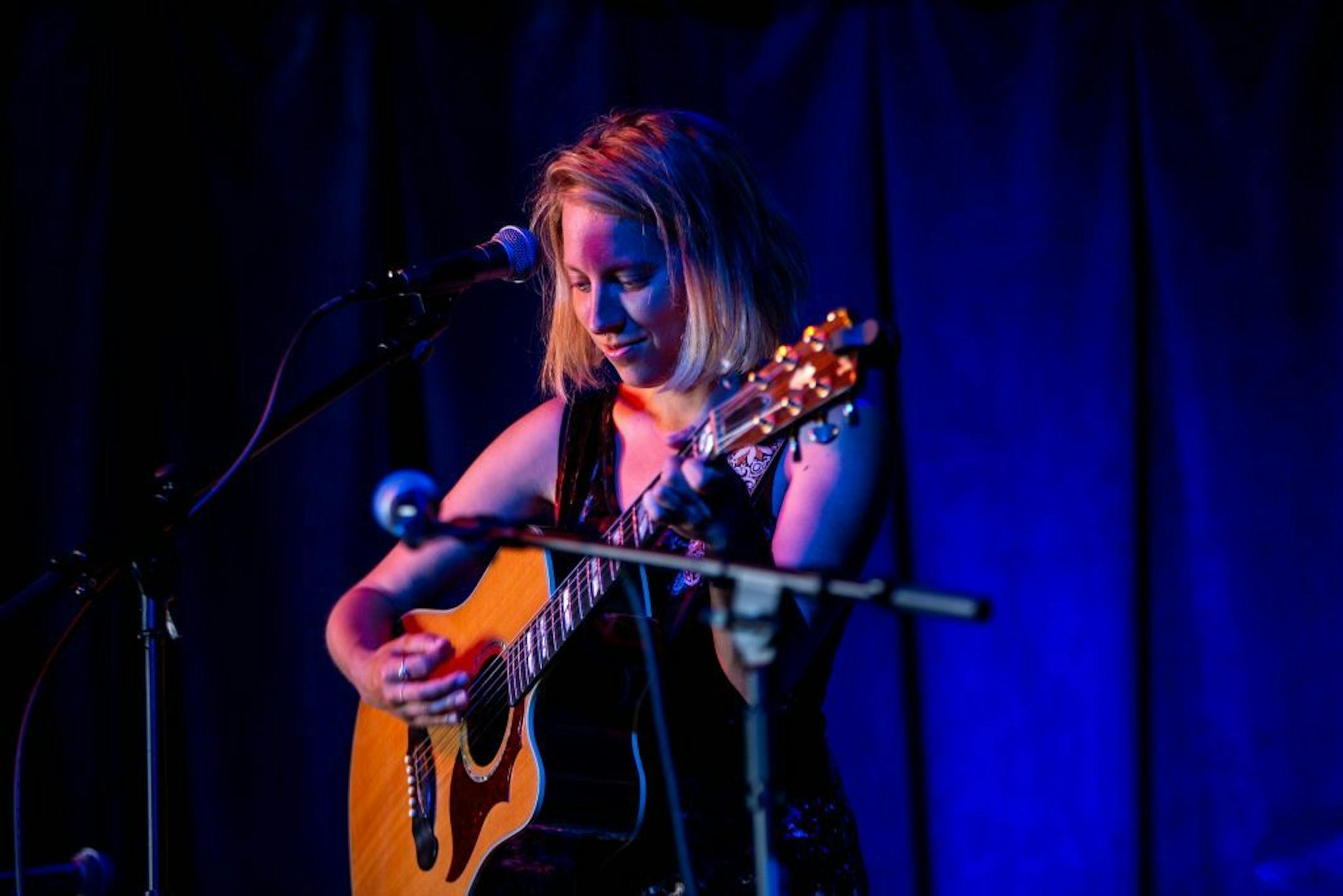 Siri Undlin performs.