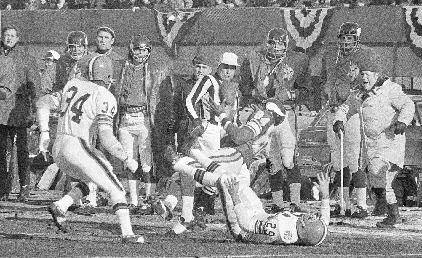 Minnesota Vikings wide receiver Gene Washington (84) is about to catch a pass from quarterback Joe Kappa as he falls backward in first quarter of the NFL Championship game, Jan. 4, 1970, Minneapolis, Minn. Cleveland Browns defender Walt Summer (29) went on his back on the play. This play set up Vikings first touchdown, scored by Joe Kappa. The rest of the players are unidentified. (AP Photo) ORG XMIT: APHS202737