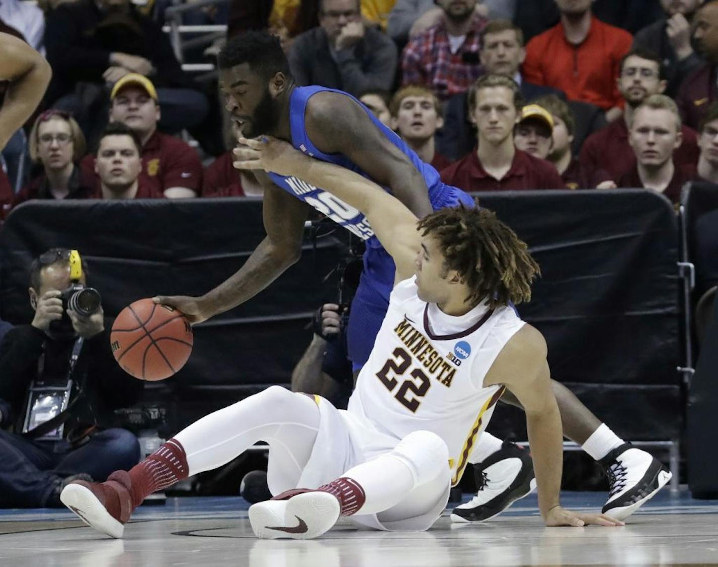 Middle Tennessee State's Giddy Potts (20) and Minnesota's Reggie Lynch battle for a loose ball early in the second half. Lynch picked up his third foul on the play.