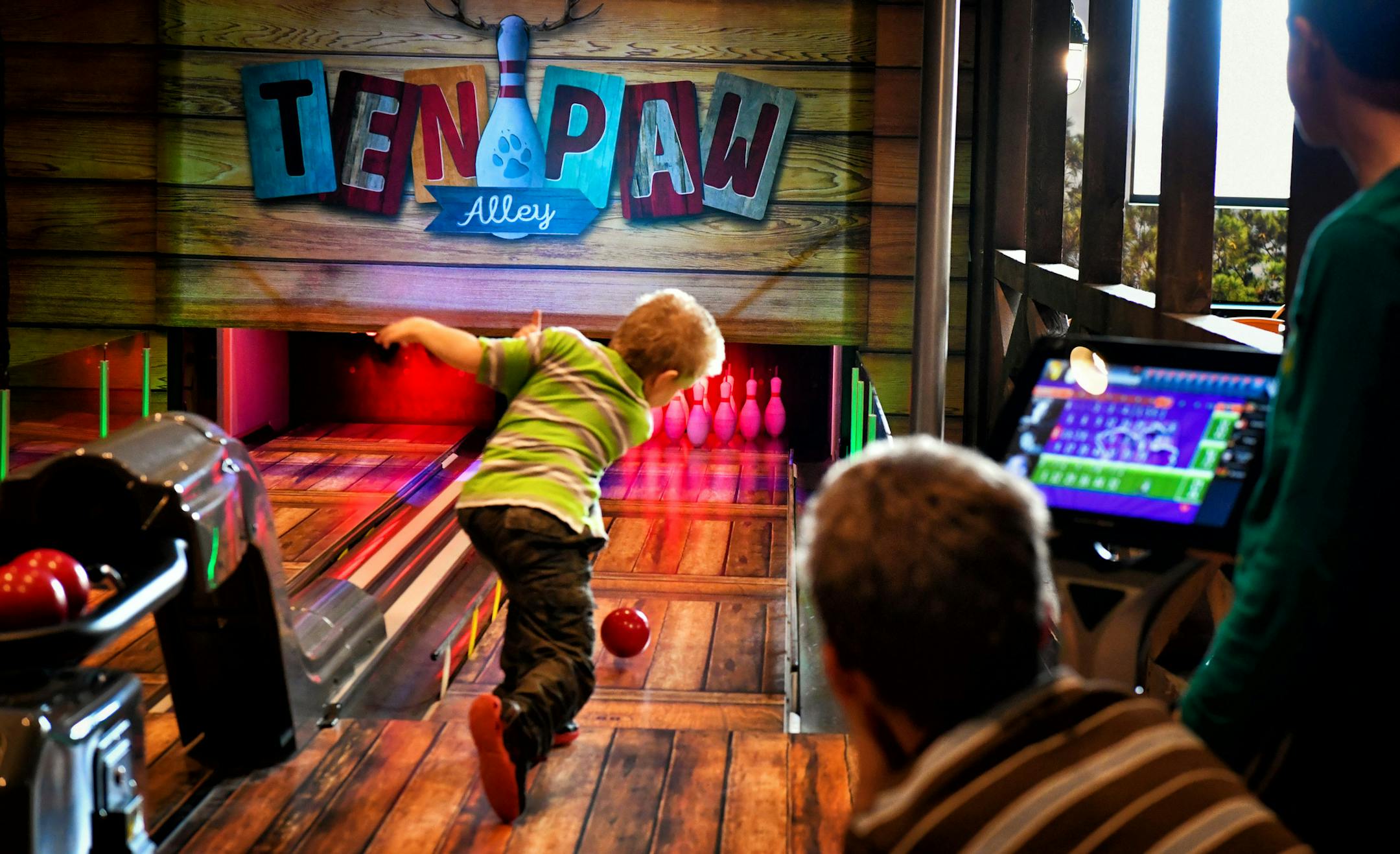 Ten Paw bowling alley. ] GLEN STUBBE • glen.stubbe@startribune.com Tuesday, December 12, 2017 Great Wolf Lodge is finally opening in Bloomington after nearly a year of renovations to convert the site of the former Water Park of America.