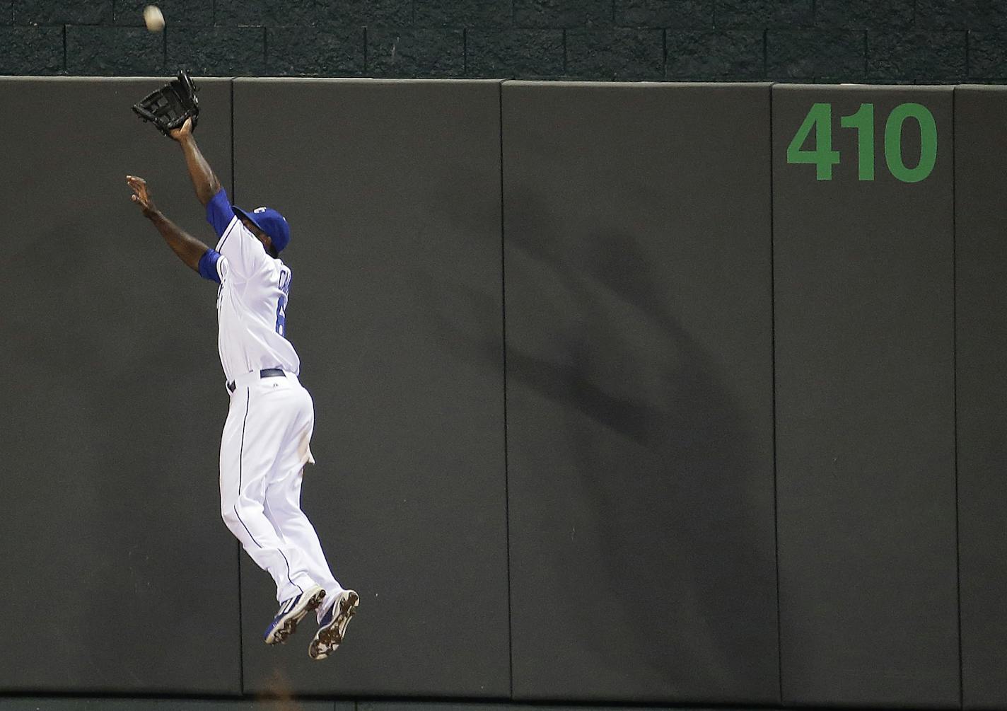 Kansas City Royals center fielder Lorenzo Cain catches a fly ball for the out on Minnesota Twins' Oswaldo Arcia during the seventh inning of a baseball game Thursday, Aug. 28, 2014, in Kansas City, Mo. (AP Photo/Charlie Riedel)