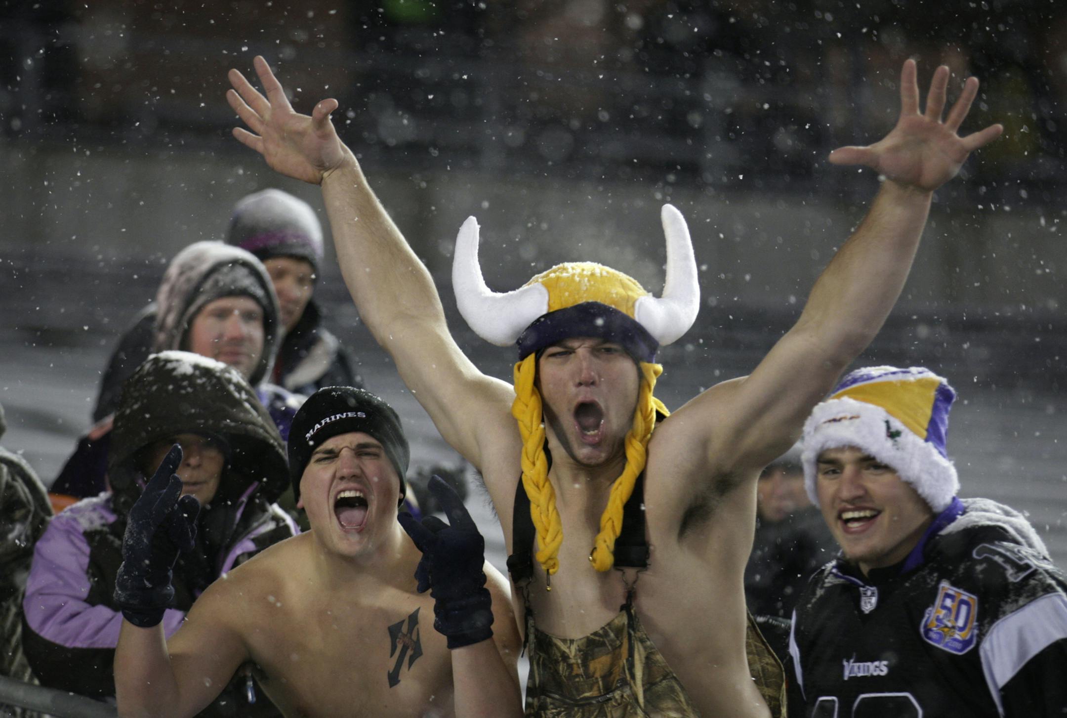 Fans brave the cold weather prior to the start of the Minnesota Vikings' game against the Chicago Bears at TCF Bank Stadium in Minneapolis, Minnesota, Monday, December 20, 2010. (Brian Peterson/Minneapolis Star Tribune/MCT)