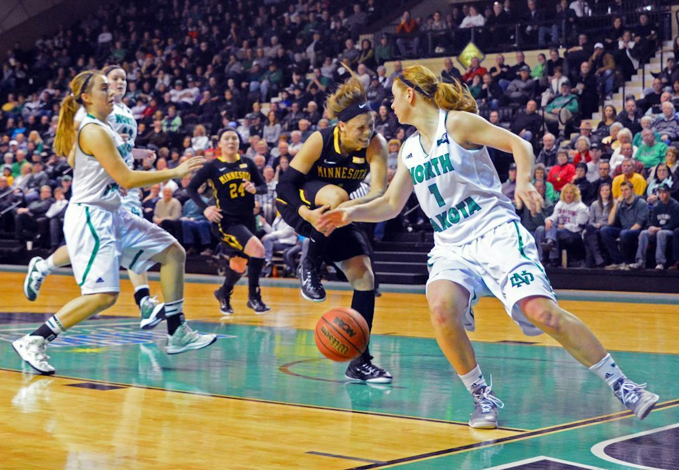 Gophers women's basketball star Rachel Banham suffered a knee injury midway through the first half against North Dakota on Wednesday night in Grand Forks.