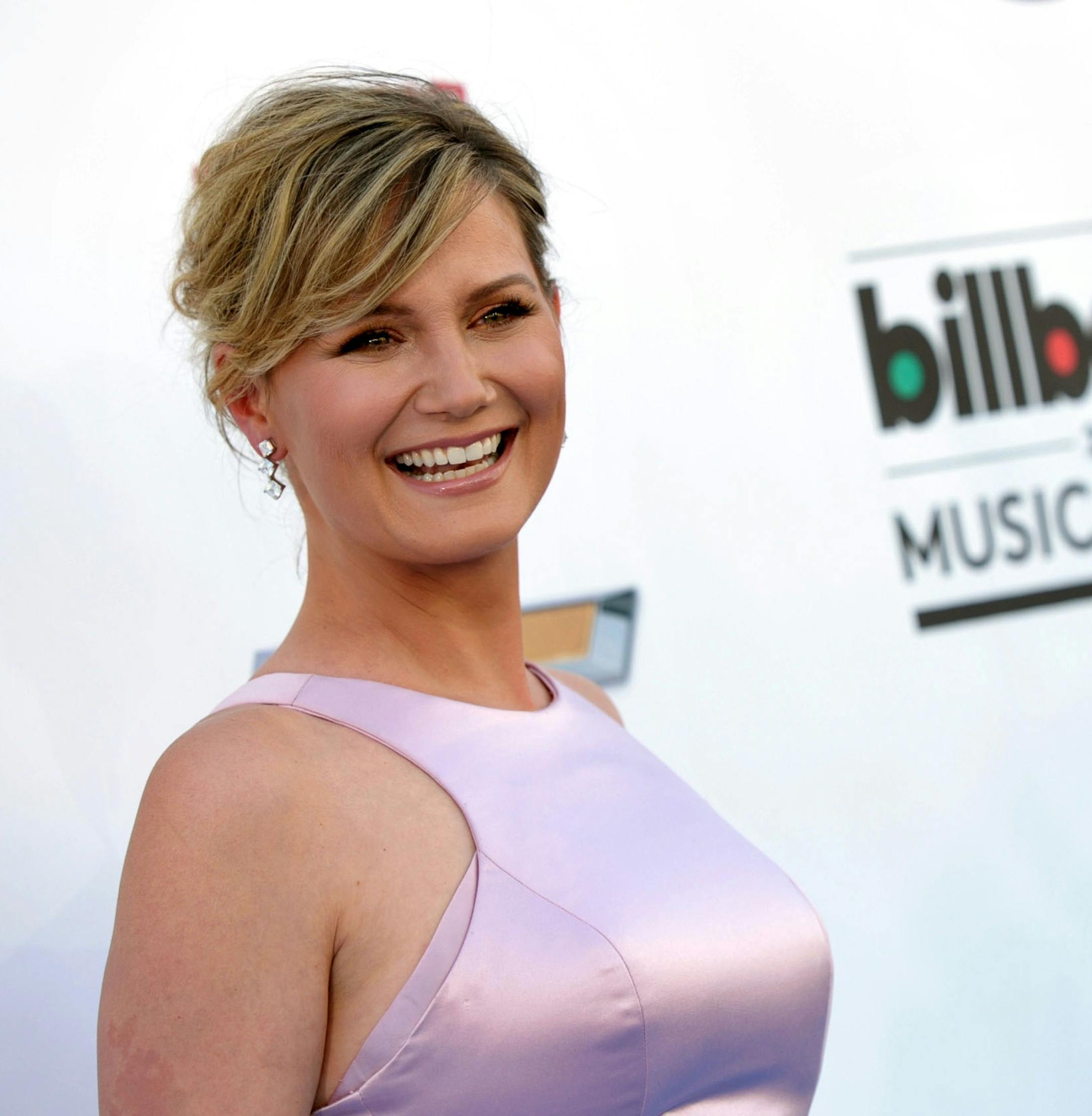 FILE - This May 19, 2013 file photo shows singer Jennifer Nettles at the Billboard Music Awards at the MGM Grand Garden Arena in Las Vegas. Nettles' Rick Rubin-produced debut solo album ìThat Girlî will be released on Jan. 14, 2014. (Photo by John Shearer/Invision/AP, File)