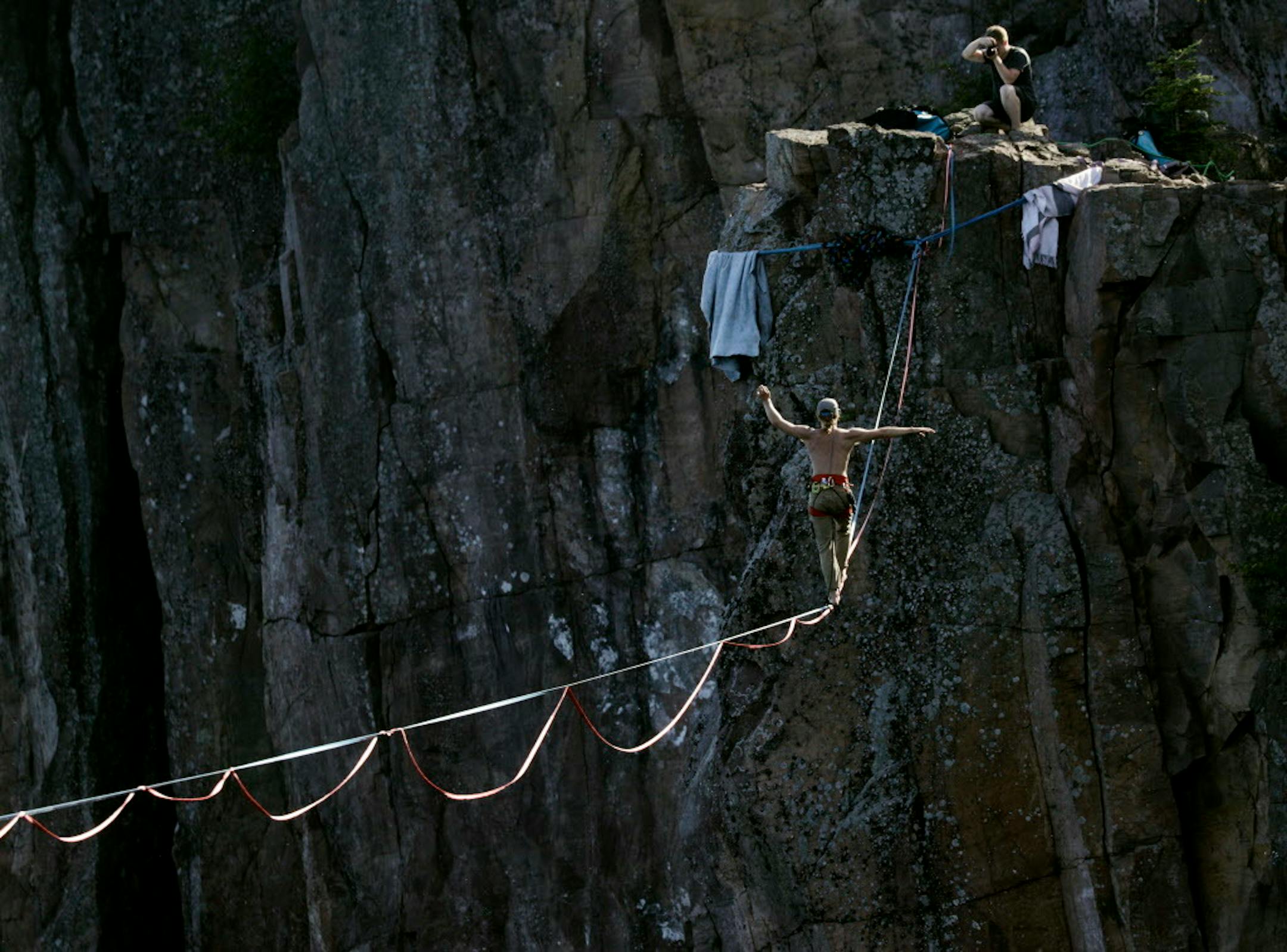 Slackliner Michael Nichols on a 580-foot-long line between the cliffs.