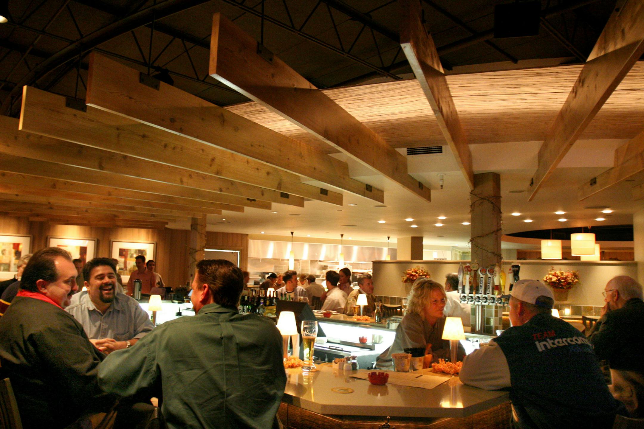 Hazellwood Grill and Tap Room: Review by Iggers. Katy Rugg talks with a customer in the bar. ORG XMIT: MIN2013080118104284