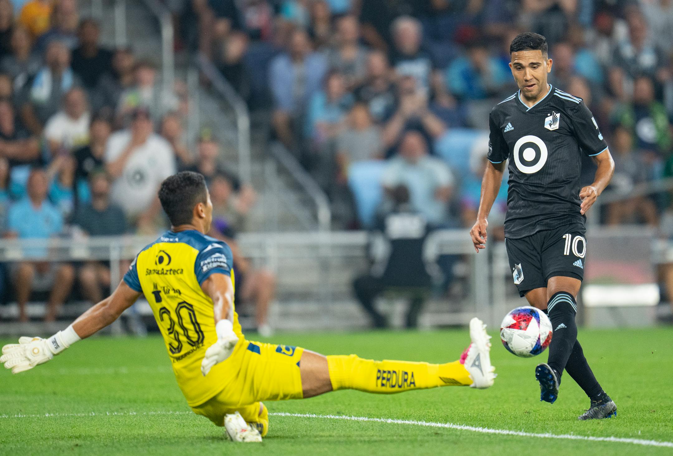Minnesota United midfielder Emanuel Reynoso scores a goal over Puebla goalkeeper Jesús Rodríguez (30) in the second half of a Leagues Cup match Sunday night.