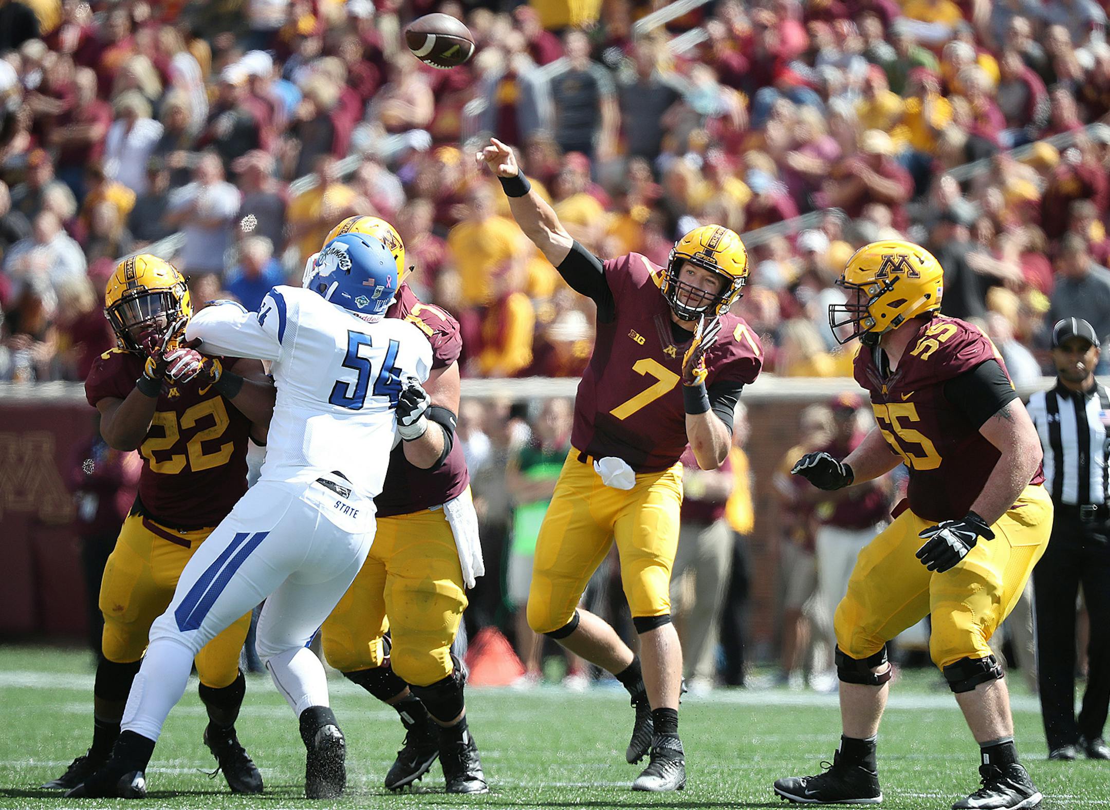 Minnesota Gophers quarterback Mitch Leidner threw the ball downfield in the fourth quarter as the Gophers took on Indiana State at TCF Bank Stadium, Saturday, September 10, 2016 in Minneapolis, MN. ] (ELIZABETH FLORES/STAR TRIBUNE) ELIZABETH FLORES • eflores@startribune.com