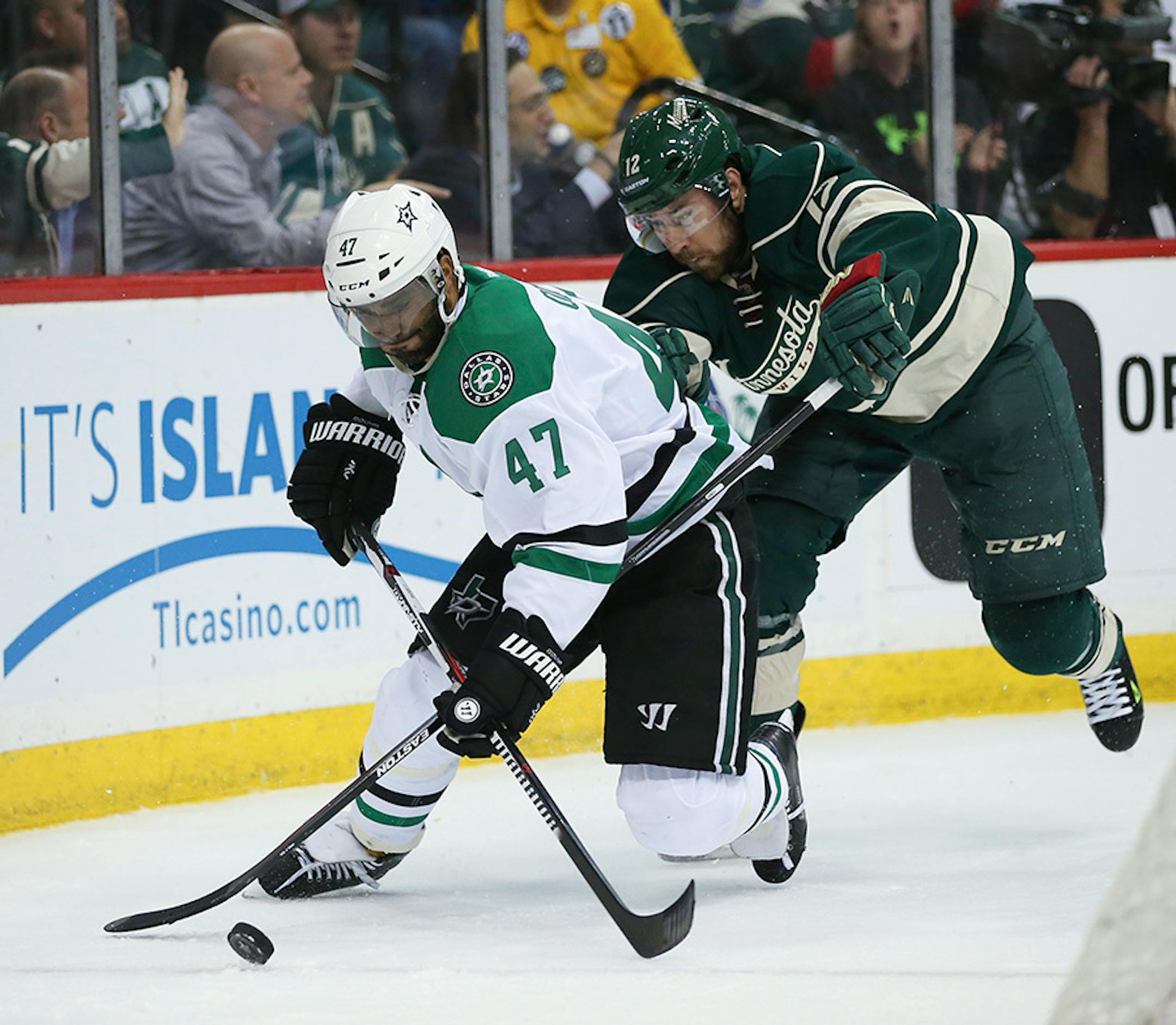 Wild right wing David Jones (12) battled Dallas Stars defenseman Johnny Oduya (47) for the puck in the second period Monday night.