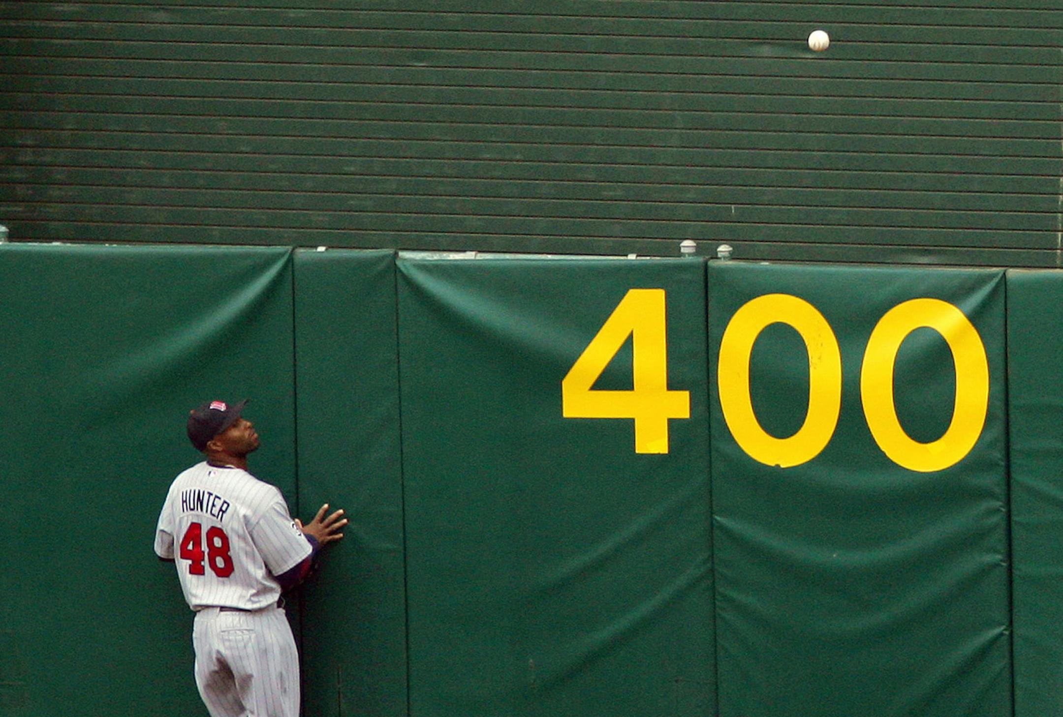 BRIAN PETERSON &#xd4; Brianp@startribune.com Oakland, CA 10/6/2006 Game 4 ALDS Twins -vs- Oakland Twins Torii Hunter watches a Milton Bradley home run ball head over the fence in centerfield in the 3rd inning. Mark Kotsay also scored on the play. ORG XMIT: MIN2014121910231428