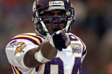 GENERAL INFORMATION: 10/1/2000--Minnesota Vikings vs. Detroit Lions at the Pontiac Silverdome, Pontiac, MI.
IN THIS PHOTO: Vikings Randy Moss, #84, po