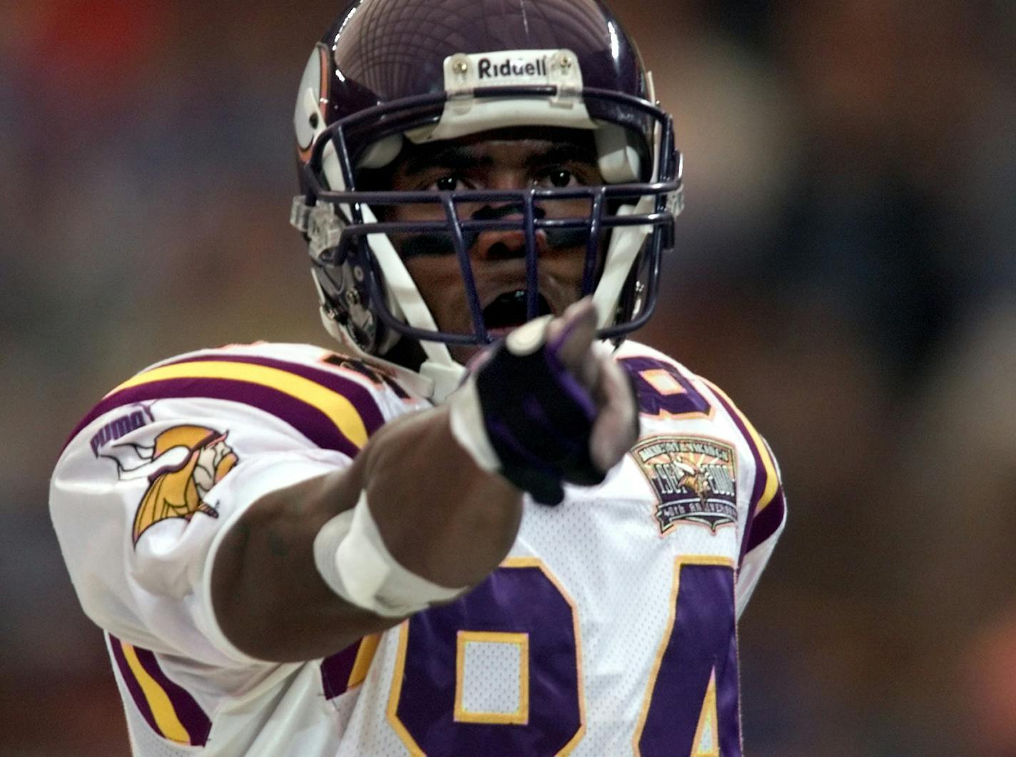 GENERAL INFORMATION: 10/1/2000--Minnesota Vikings vs. Detroit Lions at the Pontiac Silverdome, Pontiac, MI.
IN THIS PHOTO: Vikings Randy Moss, #84, points to the crowd after catching a 1st quarter TD pass for 61yds.