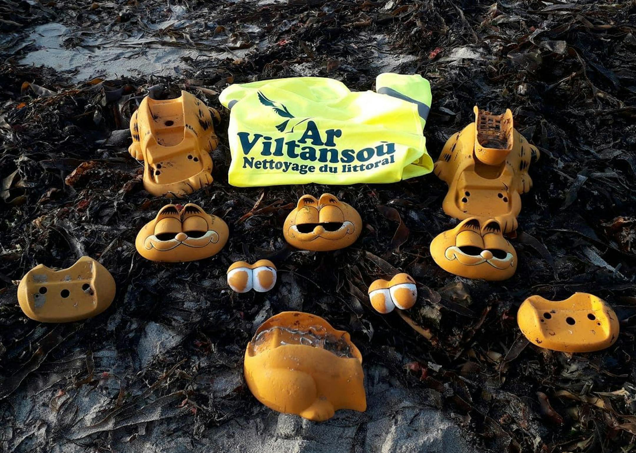 Pieces of the Garfield telephone discovered by Ar Viltansou.