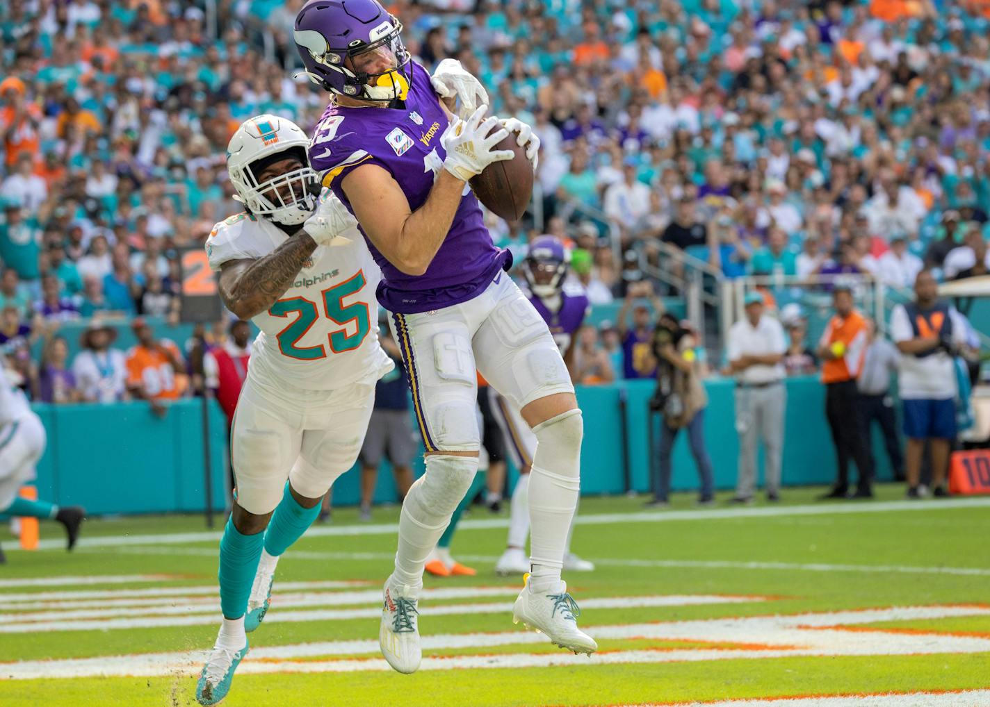 Adam Thielen (19) of the Minnesota Vikings catches a touchdown pass while defended by Xavier Howard (25) of the Miami Dolphins in the fourth quarter Sunday, October 16, 2022, at Hard Rock Stadium in Miami Gardens, FL. ] CARLOS GONZALEZ • carlos.gonzalez@startribune.com.