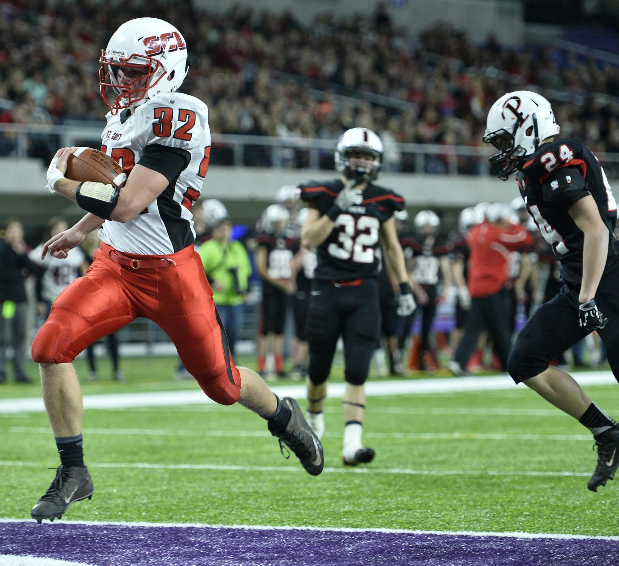 St. Croix Lutheran running back Mike Stern (32) ran the ball in for a touchdown in the second quarter Saturday. ] (AARON LAVINSKY/STAR TRIBUNE) aaron.lavinsky@startribune.com Pierz played St. Croix Lutheran in a Class 3A semifinal game of the state tournament on Saturday, Nov. 19, 2016 at US Bank Stadium in Minneapolis, Minn.