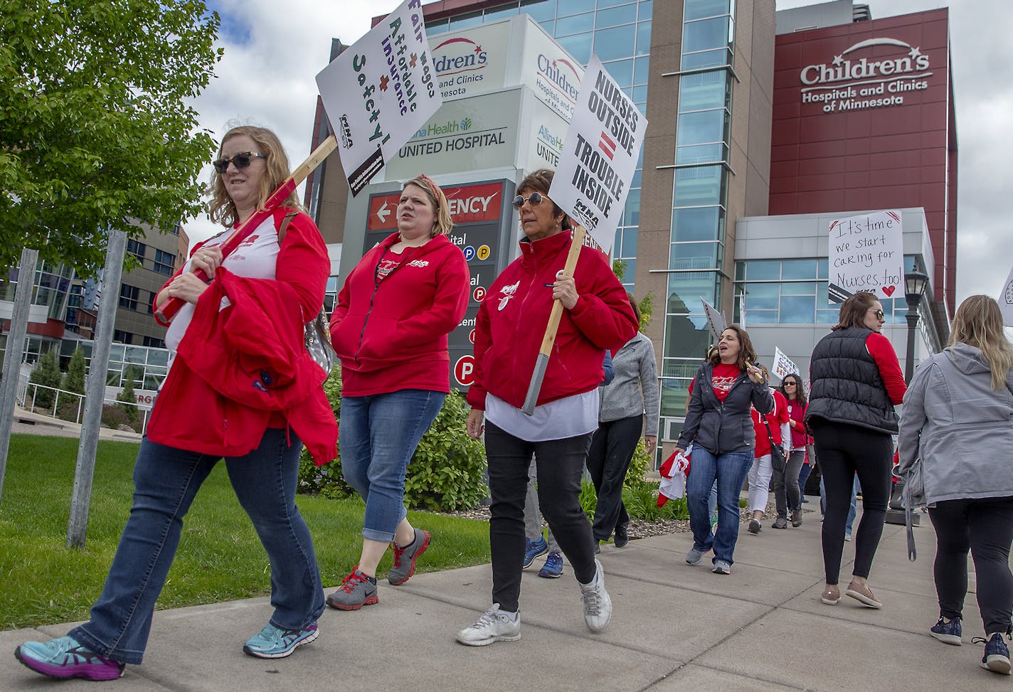 Nurses and their supporters picketed on the sidewalk outside Children's St. Paul and United Hospital, Thursday, May 23, 2019 in St. Paul, MN. Nurses and Twin Cities hospitals have failed to reach new contracts with the current contracts expiring May 31. Workplace safety and pay raises are two top issues dividing the sides. ] ELIZABETH FLORES &#x2022; liz.flores@startribune.com