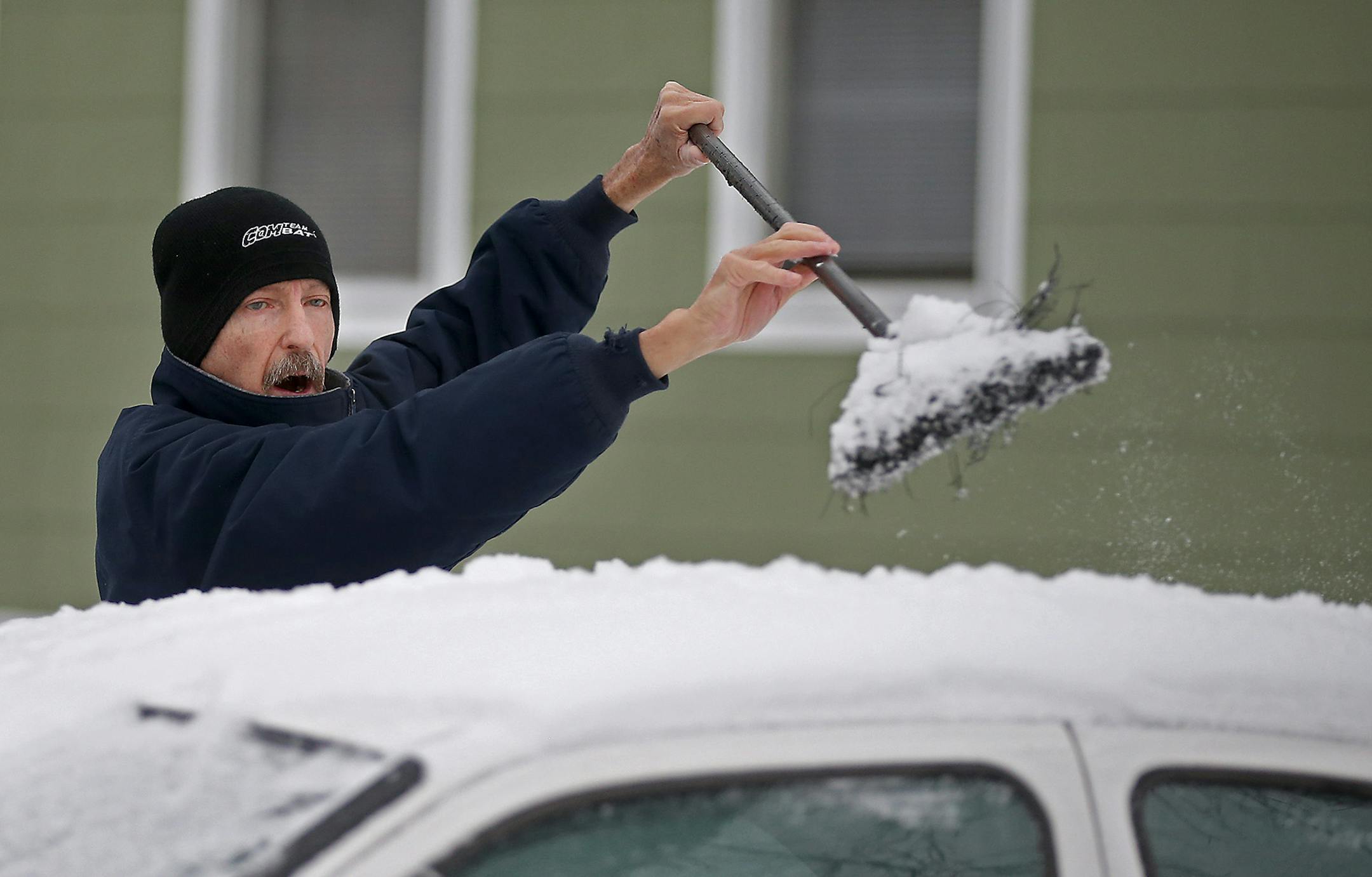 Dana Anderson, who said he was ready for the snow, cleared his car of snow with a broom in Minneapolis, Tuesday, December 29, 2015. ] (ELIZABETH FLORES/STAR TRIBUNE) ELIZABETH FLORES &#x2022; eflores@startribune.com