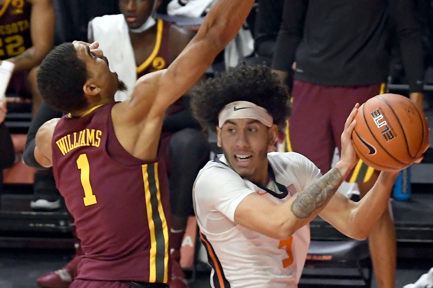 Illinois guard Andre Curbelo (5) puts the ball up as Minnesota's guard Tre' Williams (1) defends in the first half of an NCAA college basketball game Tuesday, Dec. 15, 2020, in Champaign, Ill. (AP Photo/Holly Hart)