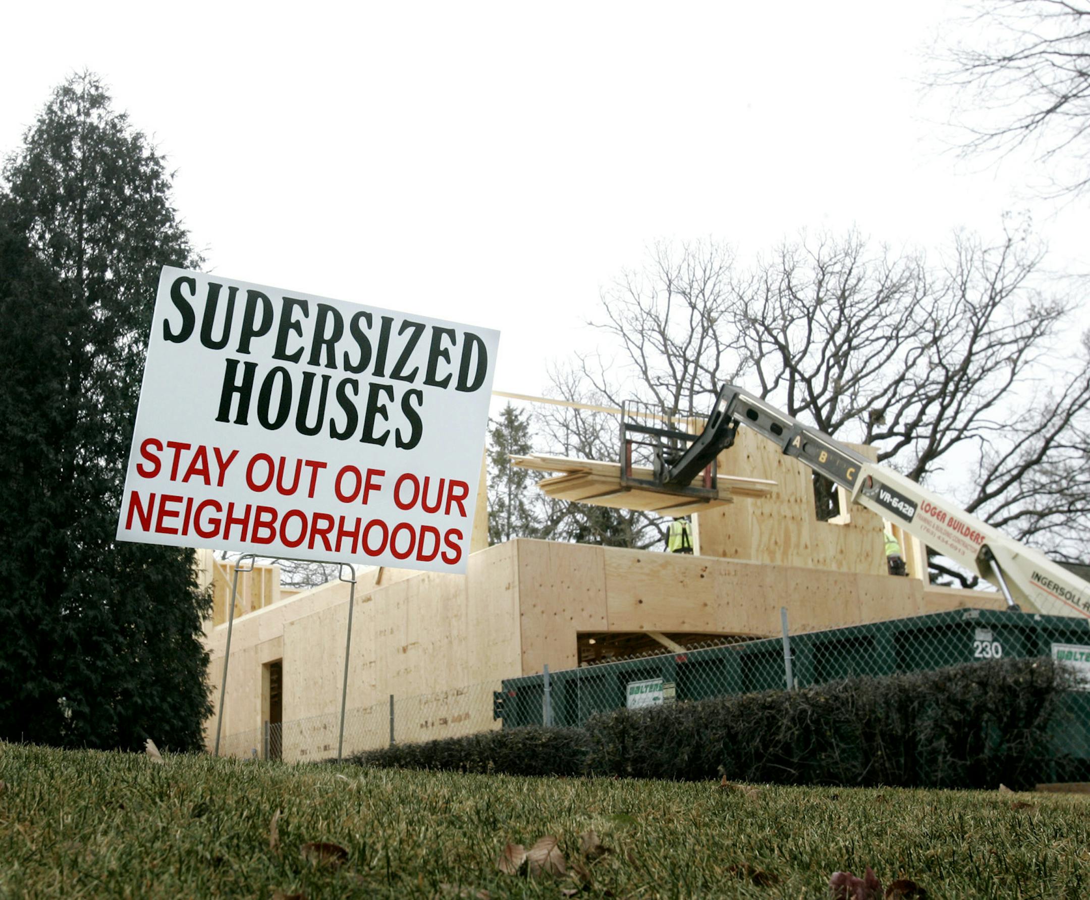JEFFREY THOMPSON ‚Ä¢¬§jthompson@startribune.com Edina, MN - Nov. 29, 2007 - 00000067B Neighbors of a new 5,500-square foot house being build on Oaklawn Avenue in Edina have put up signs voicing their opinion on the matter. ORG XMIT: MIN2013080914141425