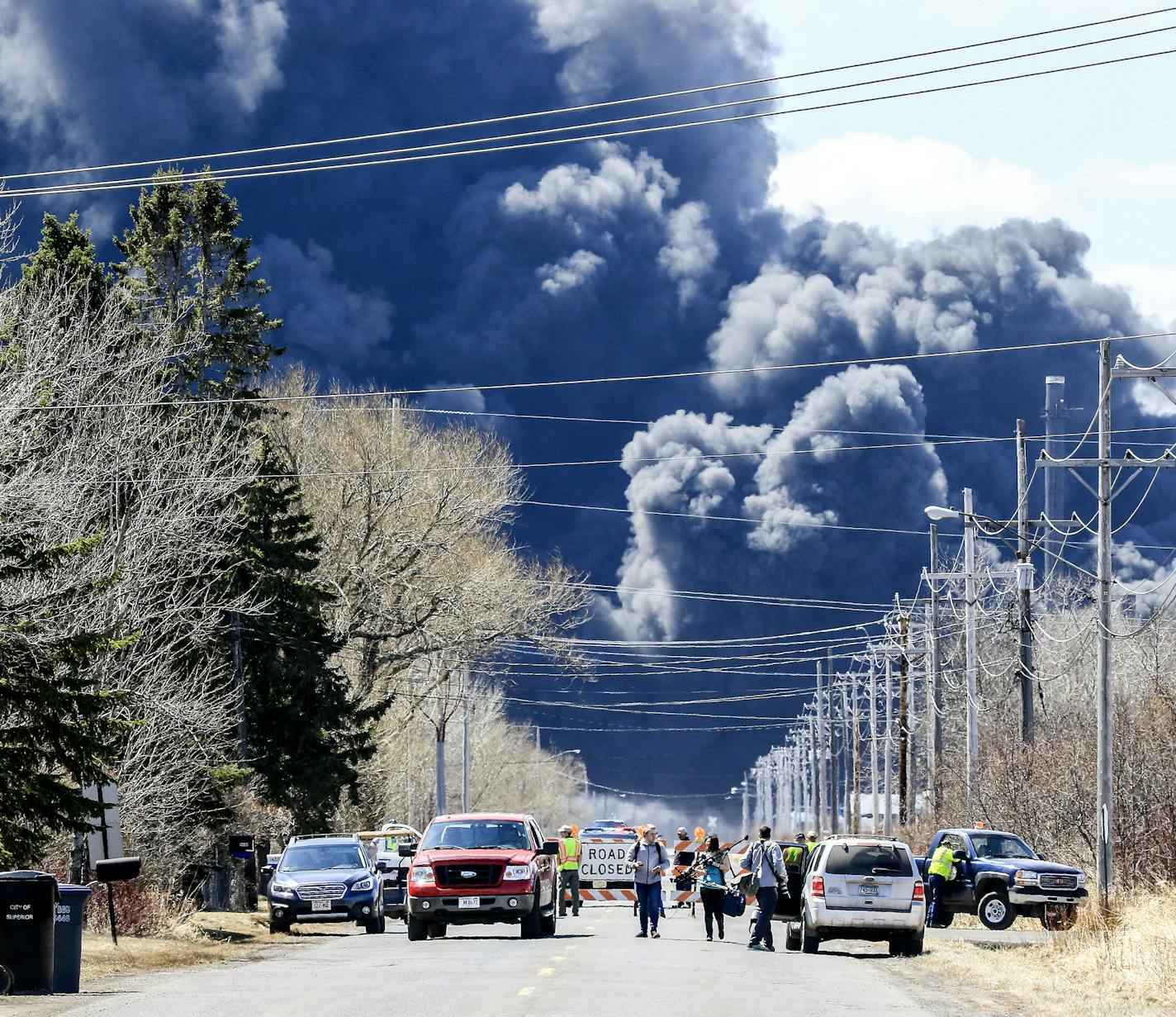 t041418 ---- Clint Austin --- 042718.N.DNT.CALUMET.C12 --- People evacuate the area after a second major fire started during a series of fires and explosions at the Calumet refinery in Superior, Wis. Thursday. --- Clint Austin / caustin@duluthnews.com