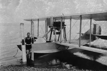 Ralph Samuelson at Lake Pepin with his new invention, water skis, in 1925.