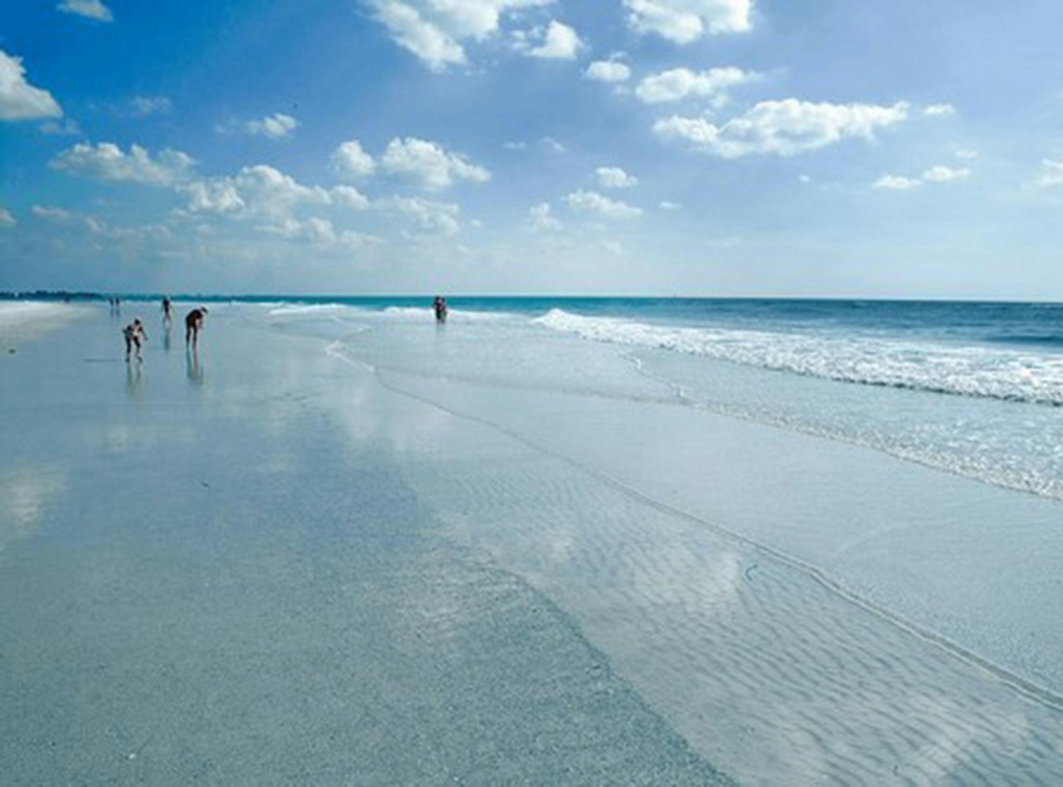Siesta Beach on Siesta Key southwest of Sarasota, Florida was named America's top beach in 2011 and 2017 on Dr. Beach's annual Top 10 Beach List, and has also been named top beach in the U.S. several times on the annual TripAdvisor's Travelers' Choice Awards. (Sarasota Convention and Visitors Bureau/TNS) ORG XMIT: 1587465