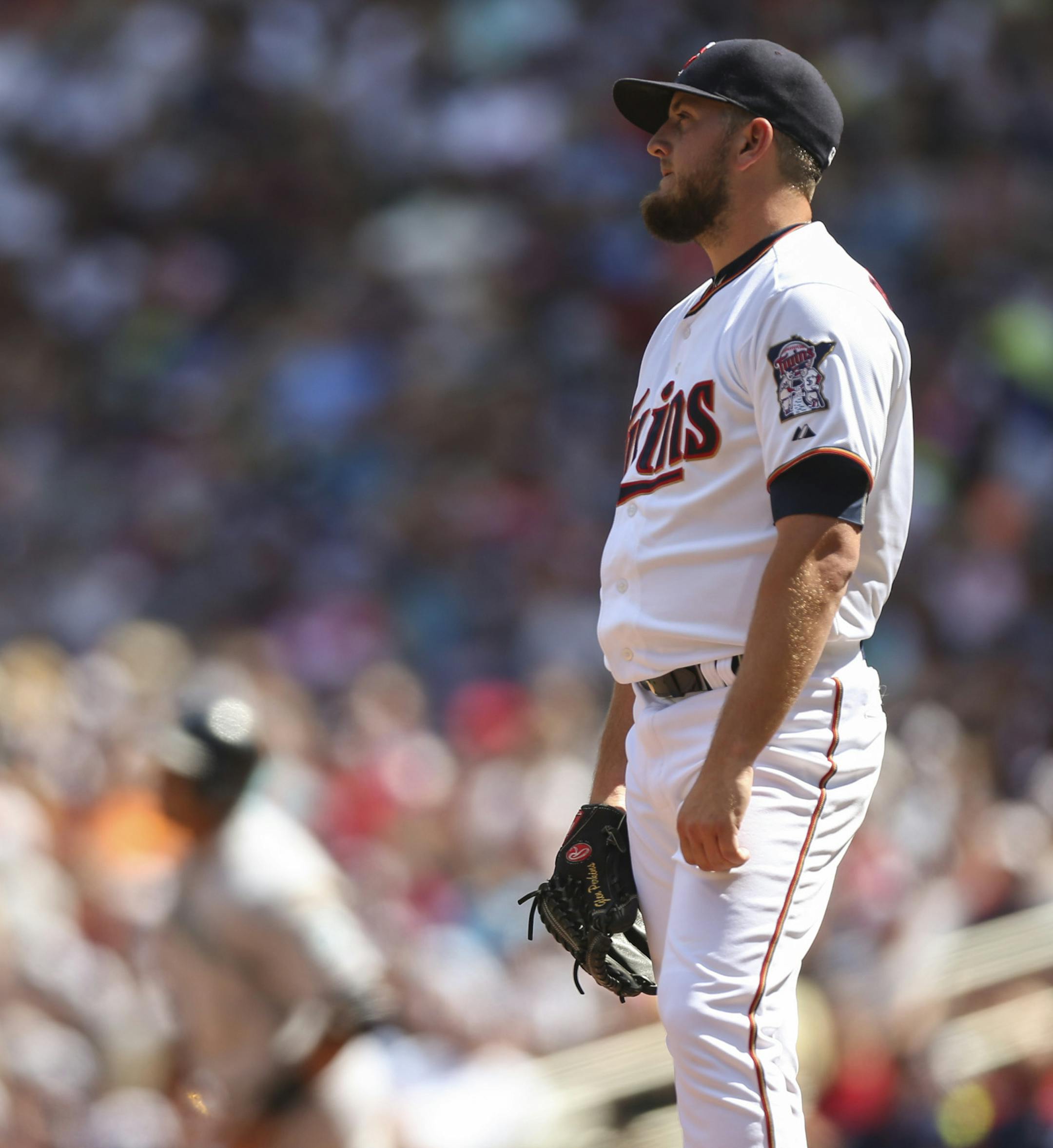 Seattle Mariners right fielder Nelson Cruz, rear, hit a ninth inning solo home run off Twins closer Glen Perkins Sunday afternoon at Target Field. ] JEFF WHEELER ï jeff.wheeler@startribune.com The Twins lost 4-1 to the Seattle Mariners in 11 innings Sunday afternoon, August 2, 2015 at Target Field in Minneapolis.