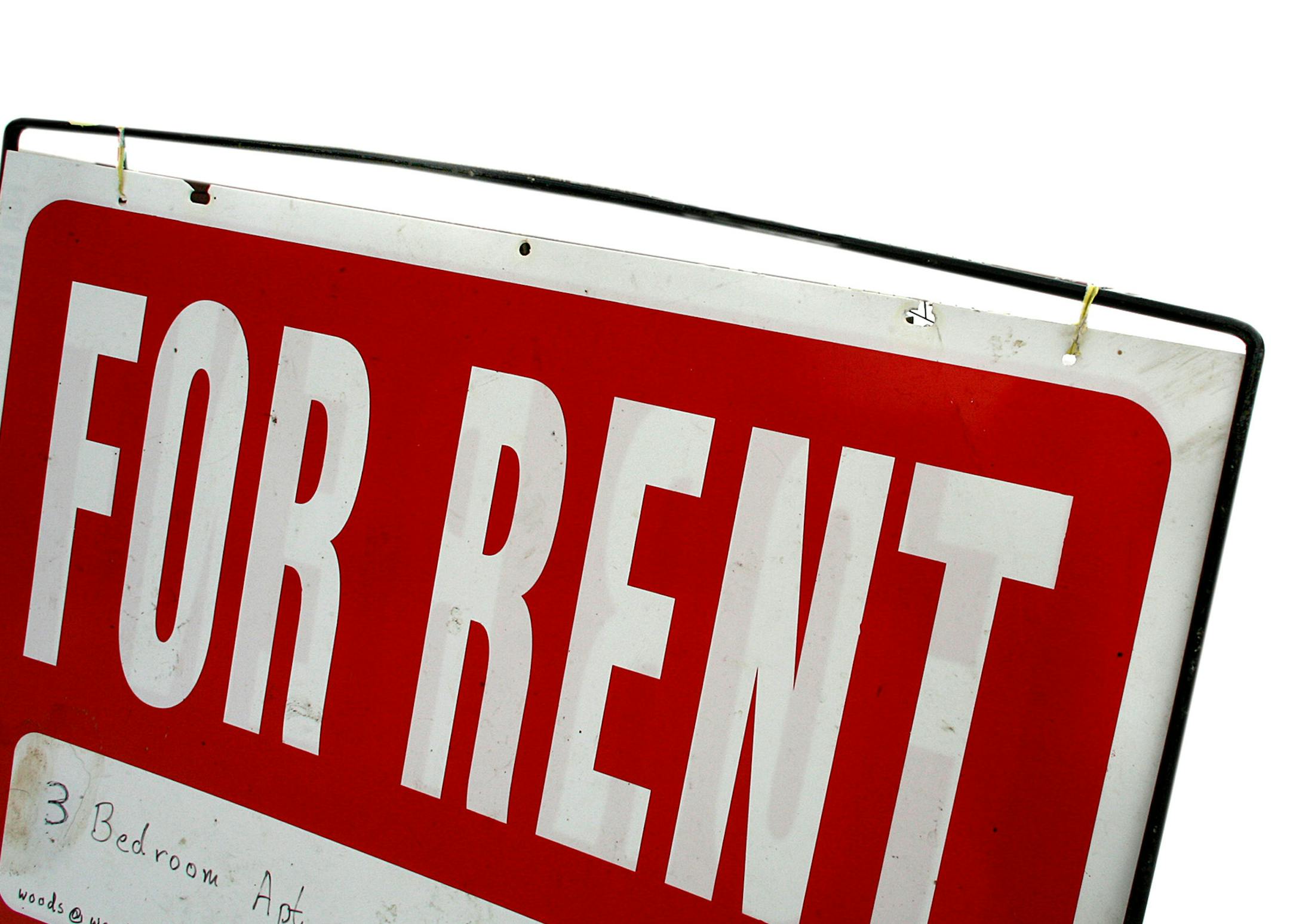 JIM GEHRZ ‚Ä¢ jgehrz@startribune.com Minneapolis, MN/January 23, 2007/2:00PM As part of the new Gopher stadium package, lawmakers have mandated that the U of M and the city study the impact on adjacent neighborhoods, which include some single family homes that have been converted to multi-unit dwellings that are rented predominantly by students. The for rent sign is posted in front of a home in the 1400 block of SE 7th St. // housing, houses, neighborhoods, rent, rental, apartme