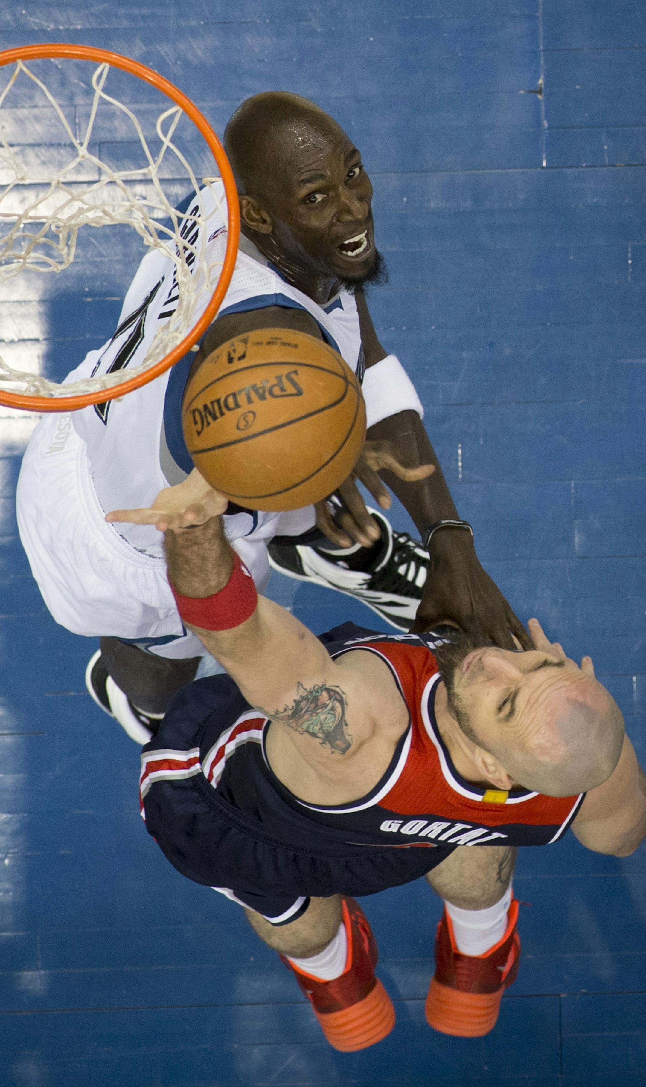 Minnesota Timberwolves forward Kevin Garnett (21) swats away a layup by Washington Wizards center Marcin Gortat (4) in the first half. ] (Aaron Lavinsky | StarTribune) The Minnesota Timberwolves play the Washington Wizards on Wednesday, Feb. 25, 2015 at Target Center.