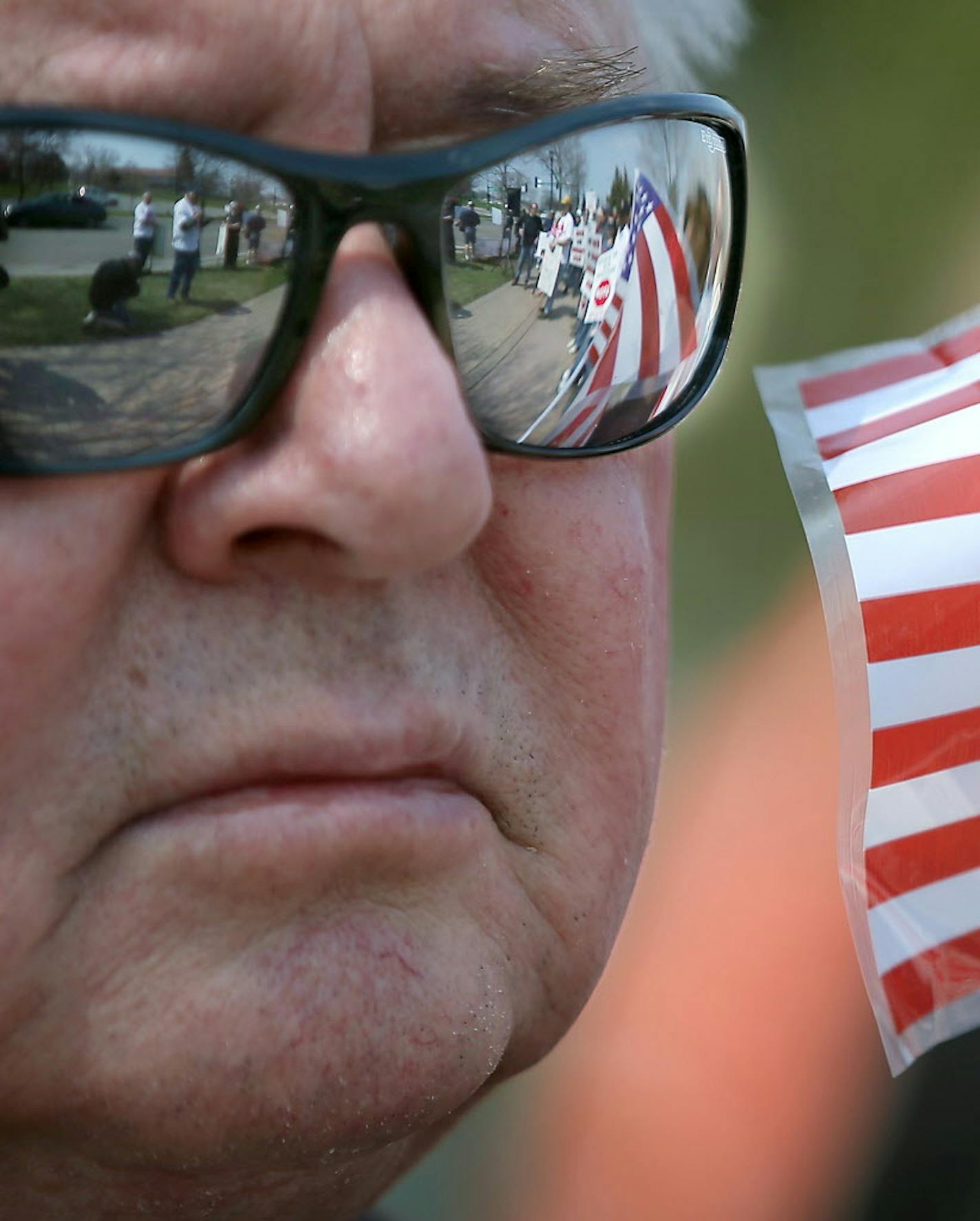 Bob Dotseth, cq, joined other Teamsters for a rally outside the offices of U.S. Rep. John Kline, Thursday, April 14, 2016 in Burnsville, MN. ] (ELIZABETH FLORES/STAR TRIBUNE) ELIZABETH FLORES &#x2022; eflores@startribune.com