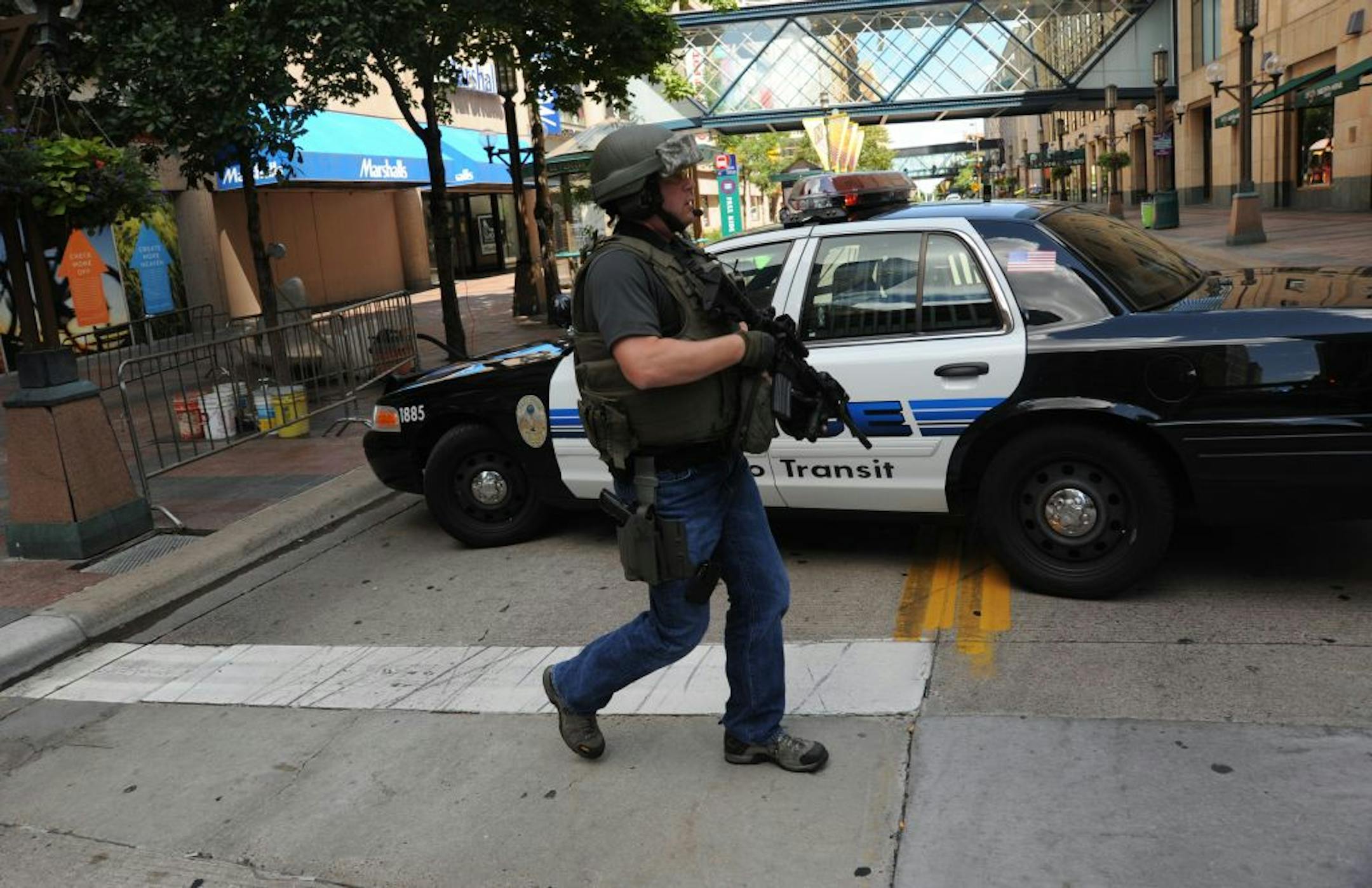 Police were on the scene of a stand off in the M&I bank on 6th and Nicollet Ave. Nicollet Ave was shut down for about 1 1/2 hours.
