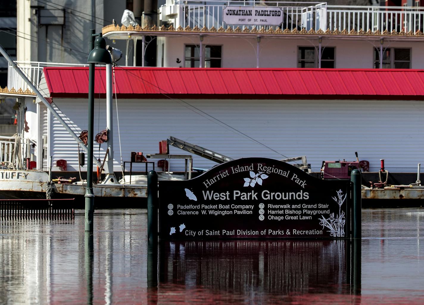 Flooding at Harriet Island Regional Park on Monday afternoon. ] CARLOS GONZALEZ &#x2022; cgonzalez@startribune.com &#x2013; St. Paul, MN &#x2013; March 25, 2019, Harriet Island across from downtown St. Paul is starting to go under water due to spring flooding.