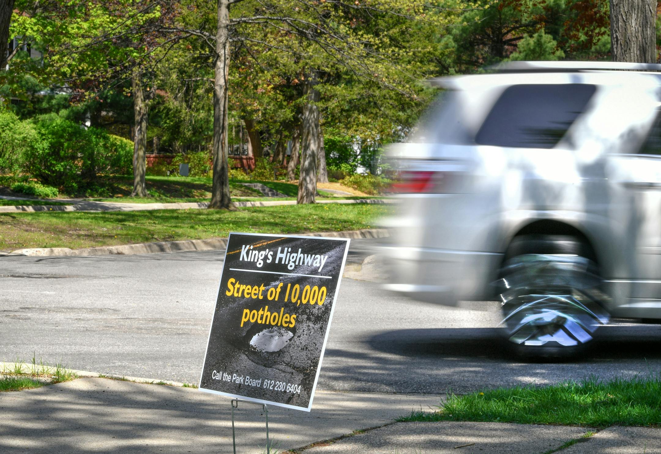King's highway residents have complained about potholes. Now resident have put up yard signs that read "Street of 10,000 potholes" to express their frustration with the Minneapolis Park Board. ] GLEN STUBBE ï glen.stubbe@startribune.com Friday May 5, 2017