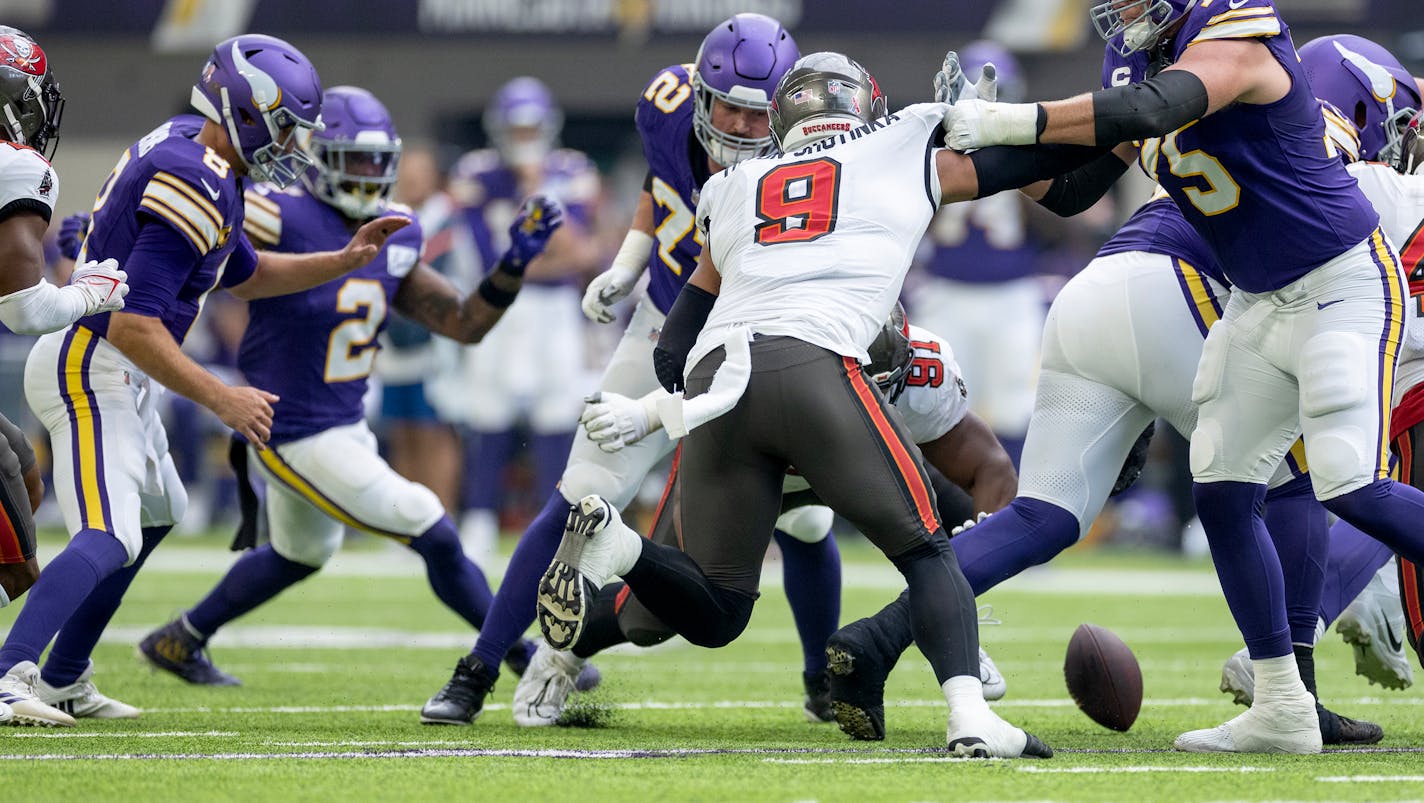 Minnesota Vikings quarterback Kirk Cousins (8) fumbles the ball in the first quarter Sunday, September 10, 2023, U.S. Bank Stadium in Minneapolis, Minn. ] CARLOS GONZALEZ • carlos.gonzalez@startribune.com