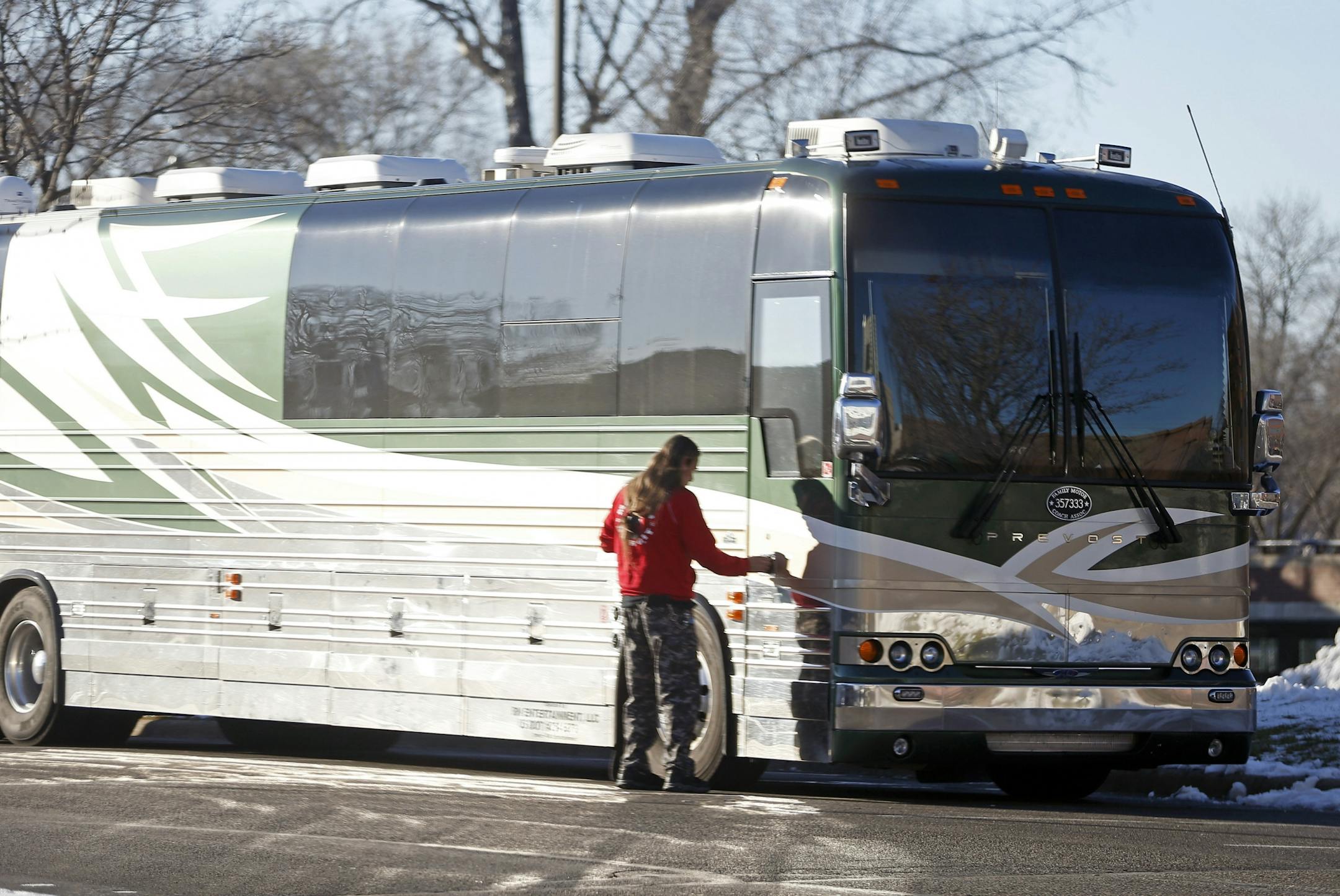 An unidentified man enters the tour bus of singer Scott Weiland, the former frontman for the Stone Temple Pilots and Velvet Revolver, Friday, Nov. 4, 2015, in Bloomington, Minn. A statement on his Facebook page said Weiland, 48, who was dogged by substance abuse problems throughout his career, died in his sleep on the bus Thursday night while parked at a Bloomington hotel.