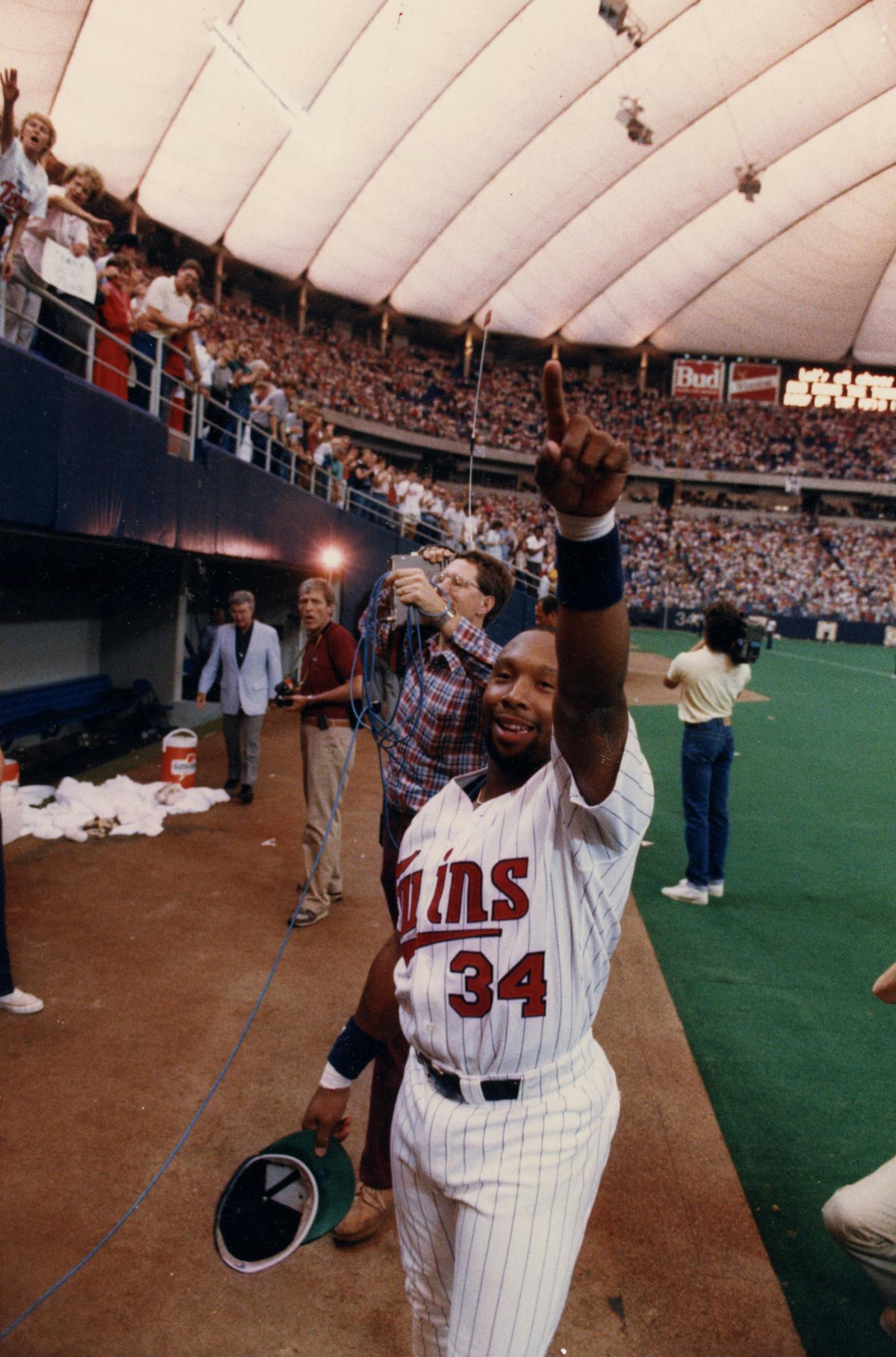 Kirby Puckett salutes the crowd after the last regular season home game in 1987, a victory over Kansas City that assured the Twins of at least a tie for first place in the American League West. Star Tribune photo Sunday Sept 27, 1987, by Brian Peterson. ORG XMIT: MIN2014062101174429