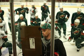Minnesota Wild head coach Mike Yeo diagramed a drill for his players during practice in Chicago last season.